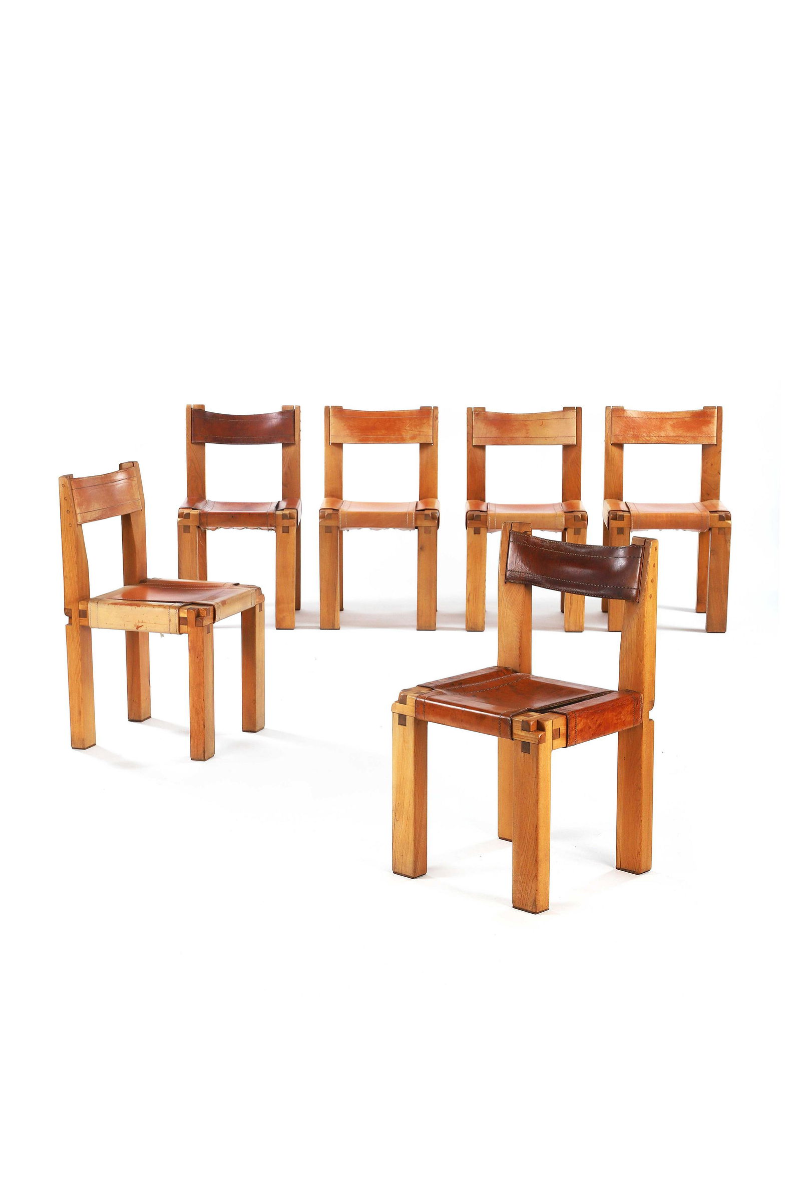 Pierre CHAPO (1927-1986): Pierre CHAPO (1927-1986) Suite de 6 chaises dites S11 Orme, cuir?78 x 44 x 44 cm.?Circa 1975 Set of 6 chairs?Elm, leather?30.71 x 17.32 x 17.32 in. Note :?- Une copie de la facture d’achat sera remi