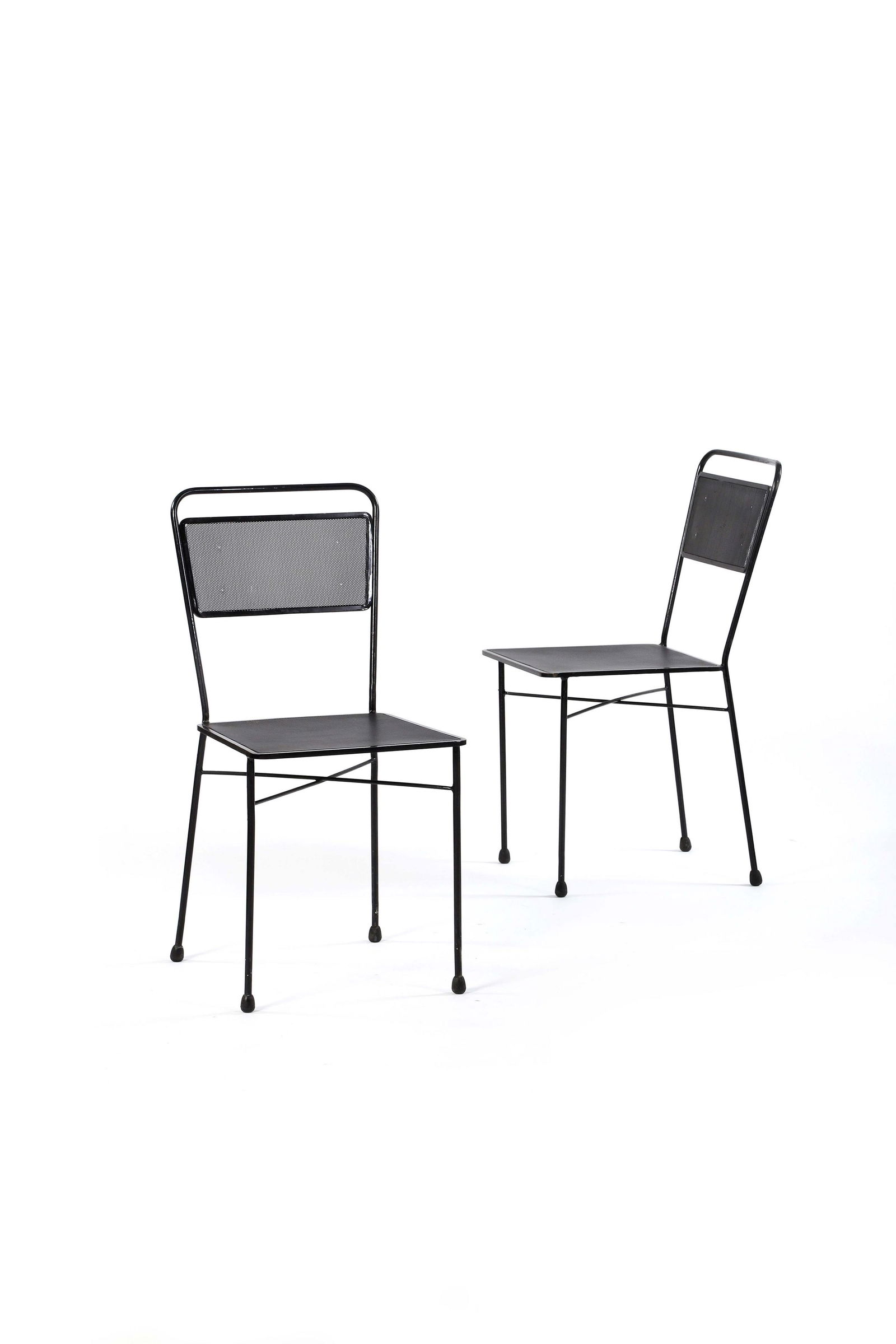 32. Mathieu MATEGOT (1910-2001) Paire de chaises Tôle: 32. Mathieu MATEGOT (1910-2001) Paire de chaises Tôle perforée 79 x 39 x 50 cm. Ateliers Matégot, 1951 2 chairs Enameled metal, brass 31.1 x 15.35 x 19.69 in.