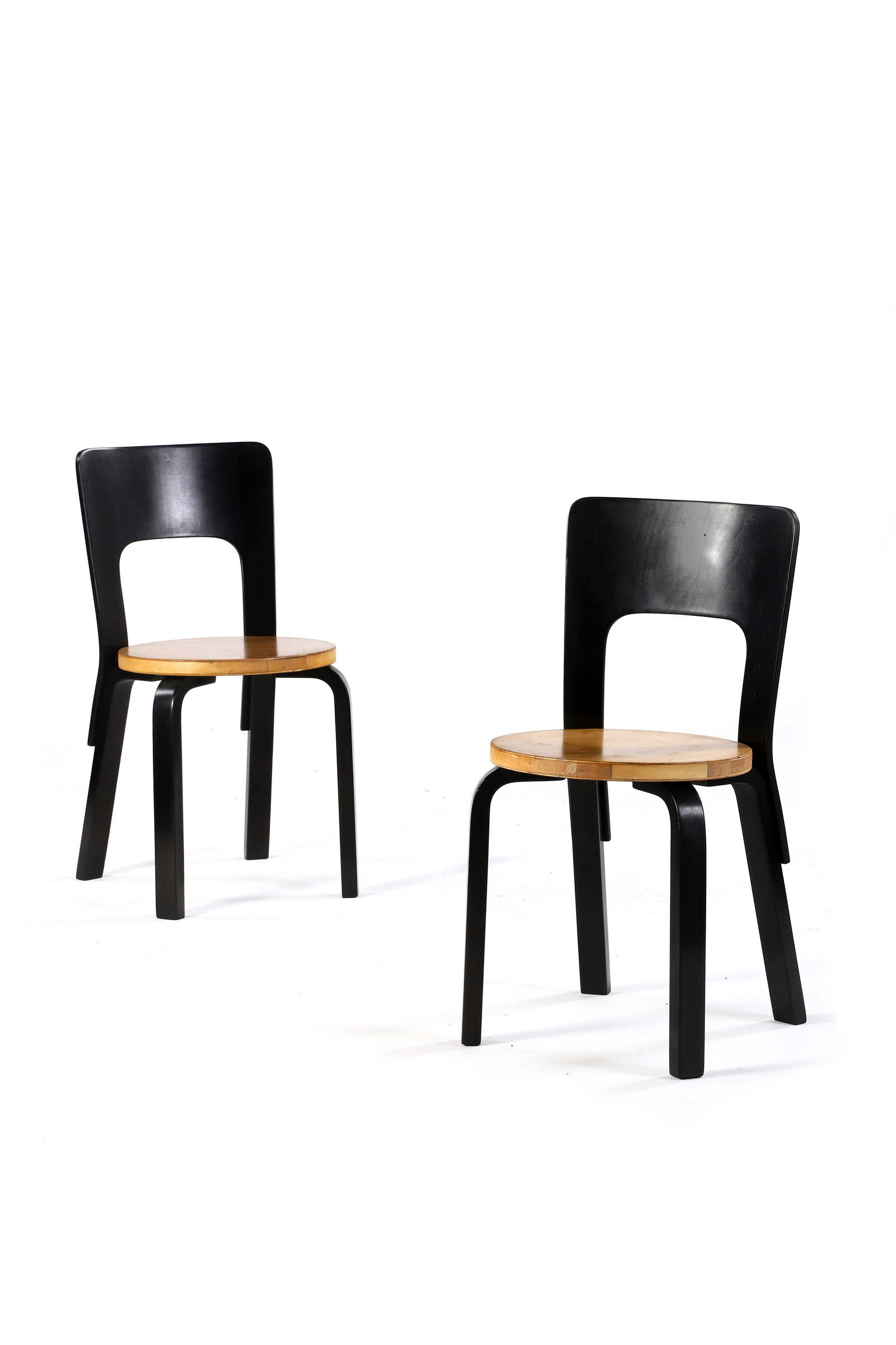 Alvar AALTO (1898-1976) Paire de chaises Bouleau,: Alvar AALTO (1898-1976) Paire de chaises Bouleau, placage de bois 76 x 38 x 44 cm. Artek, circa 1960 Pair of L-leg dining chairs Laminated birch, beech plywood 29.92 x 14.96 x 17.32 in. Réfé