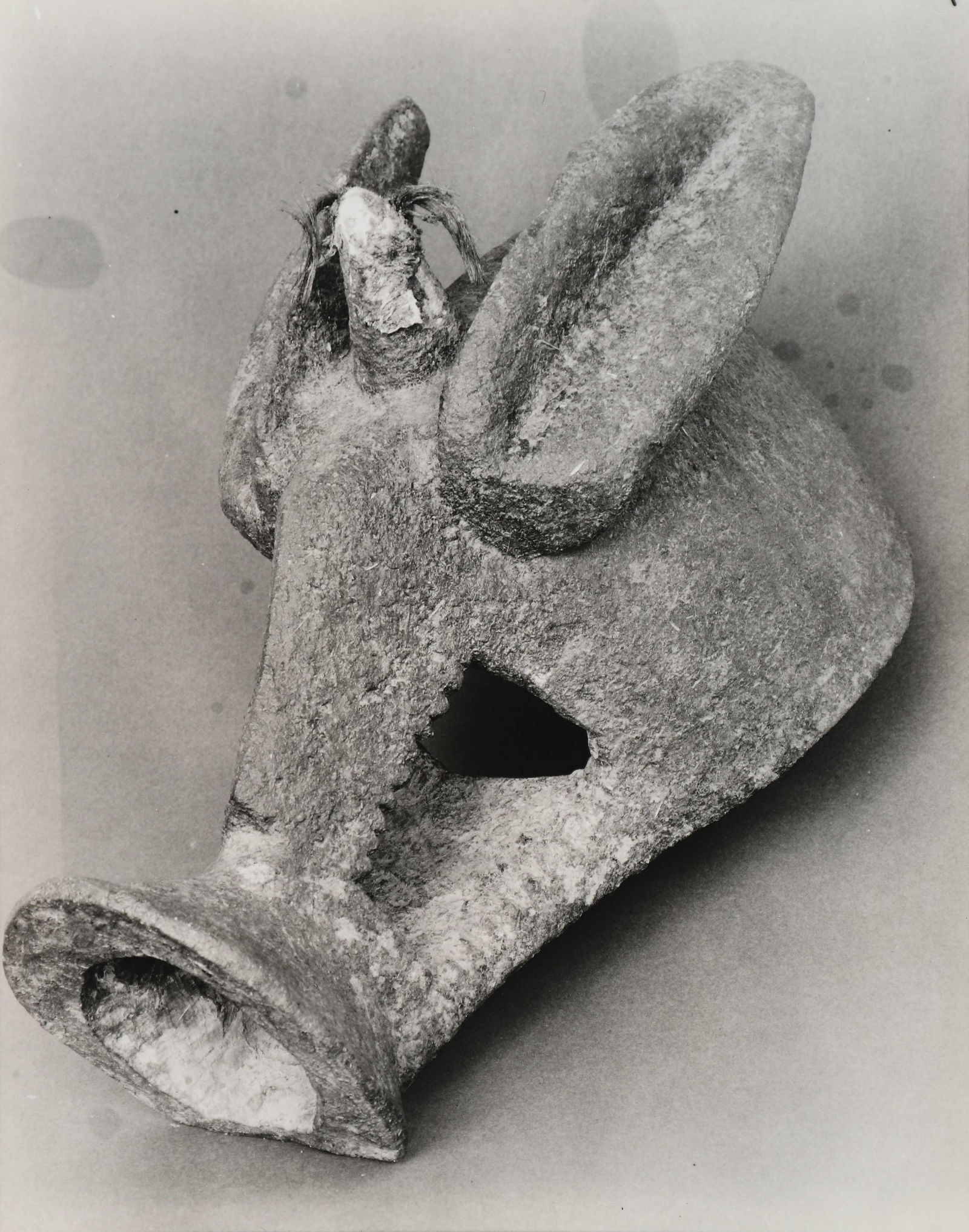 PHOTOGRAPHIES ANCIENNES & MODERNES: Walker EVANS (1903-1975)Masque d’animal (African Negro Art), c. 1935.Tirage argentique d’époque.Tampon de l’artiste au verso, annoté “XX / 30”.Dimensions : 25,3