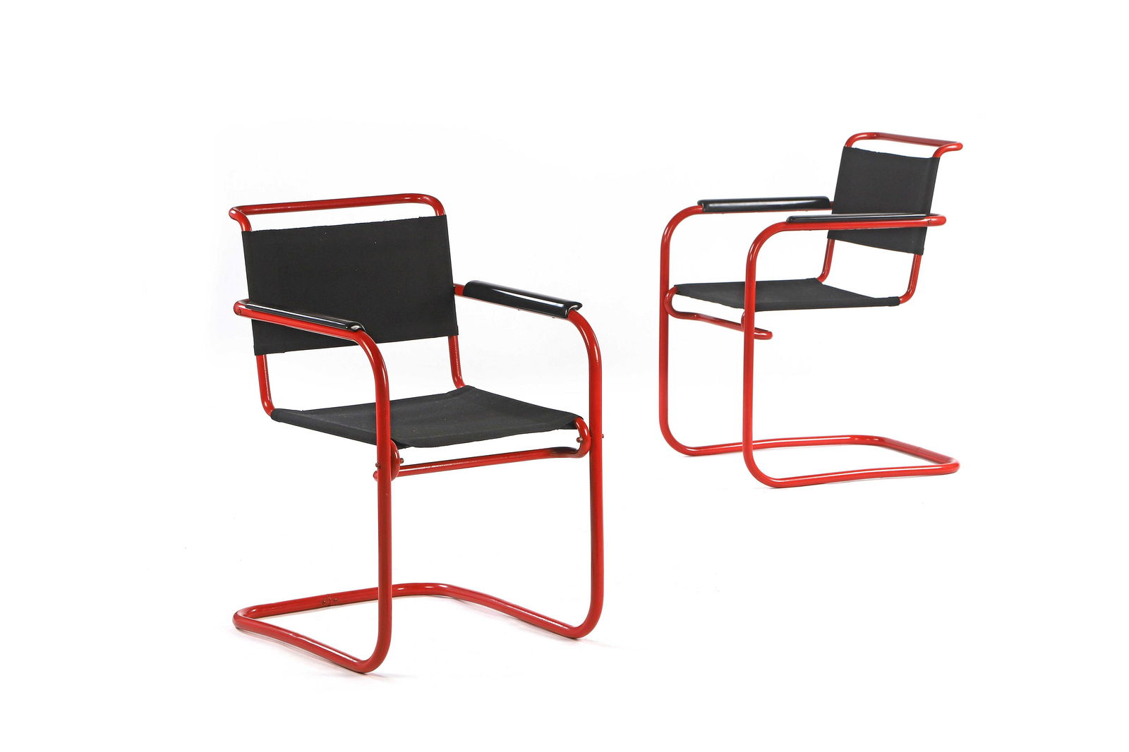 Anton LORENZ (1891-1964) ou Marcel BREUER (1902-1981): Paire de fauteuils dits SS32 Acier, bakélite, toile 85 x 54 x 60 cm. Desta, 1928 Pair of armchairs model SS32 Steel, bakelite, fabric 33.46 x 21.26 x 23.62 in. Référence : - Alexander v