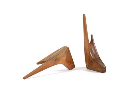 Marta PAN (1923-2008) & André WOGENSCKY (1916-2004): 2 sculpturales poignées Bois de makoré, laiton 35 x 75 x 15 cm. 1962 2 sculptural handles Makoré wood, brass 13.78 x 29.53 x 5.9 in. Provenance : - Aménagement du bureau du