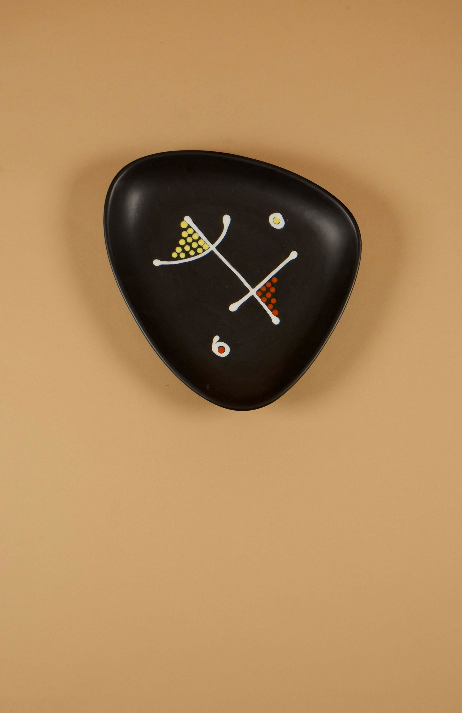 André BAUD (1903-1986) Coupe au visage Céramique Signée A. Baud Vallauris au dos H. 6: André BAUD (1903-1986) Coupe au visage Céramique Signée A. Baud Vallauris au dos H. 6 cm L. 38.5 cm P. 33 cm Circa 1950 - Pierre Staudenmeyer, La céramique française des ann&#