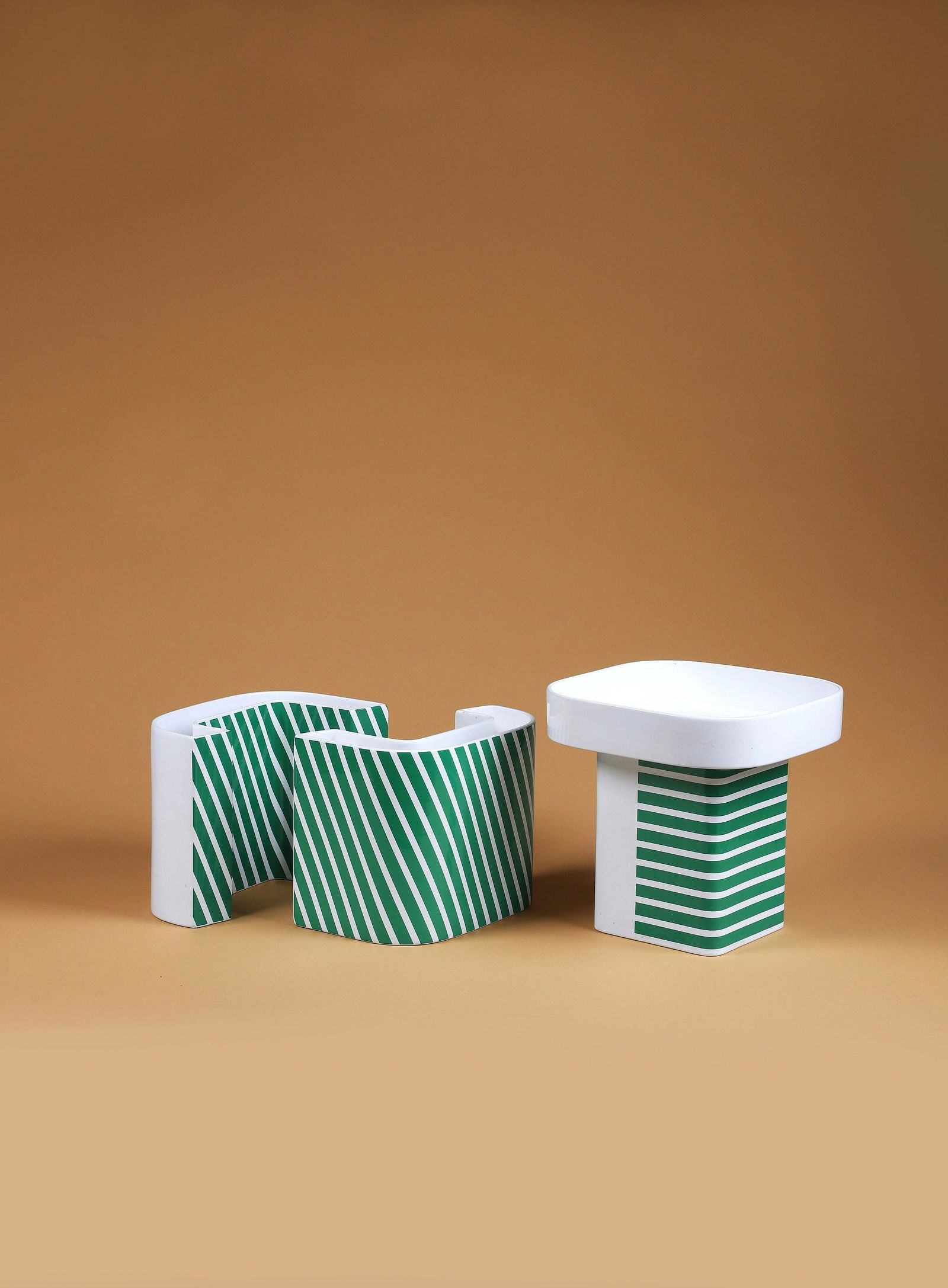 Ezio DIDONE (XX) Suite de 3 vases Céramique Sticker Cedit 24.5 x 25.5 x 25.5 cm. 19.5 x 25 x 14: Ezio DIDONE (XX) Suite de 3 vases Céramique Sticker Cedit 24.5 x 25.5 x 25.5 cm. 19.5 x 25 x 14 cm. Cedit, circa 1970