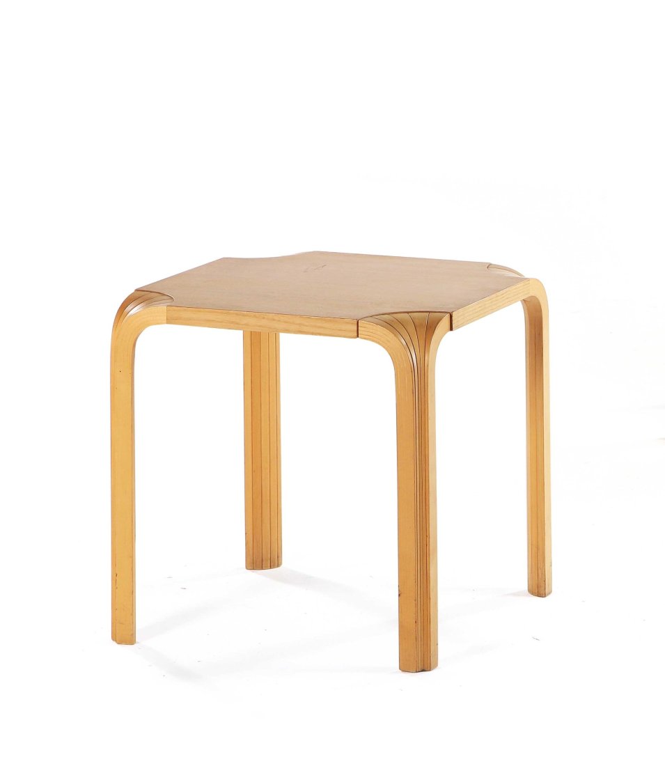 Alvar AALTO (1898-1976): Alvar AALTO (1898-1976) Tabouret dit X601 ContreplaquÃ© de bouleau Estampille de lâ€™editeur 45 x 45 x 45 cm. Artek, circa 1960 RÃ©fÃ©rence : - Thomas Kellein, Alvar & Aino Aalto, Hatje Can