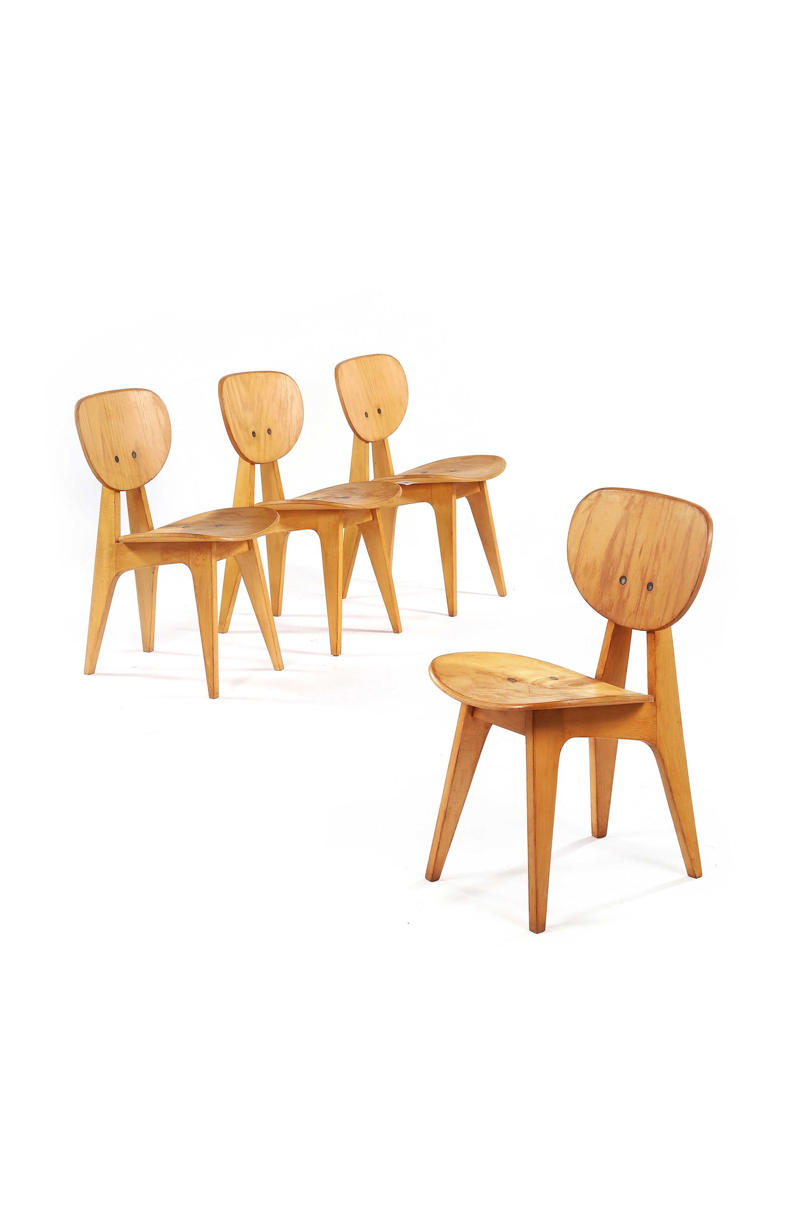 Junzo SAKAKURA (1901-1969): Suite de 4 chaises dites 3221 Hêtre, contreplaqué de hêtre 79 x 42 x 49 cm. Tendo Mokko , 1953