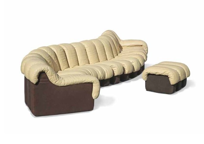 Eleanore PEDUZZI RIVA (1939) & Veli BERGER (XX) & Klaus VOGT (XX): CanapÃ© DS-600 dit Nonstop composÃ© de 17 Ã©lÃ©ments et dâ€™un repose pied Cuir, acier, feutrine CanapÃ© : 76.5 x 442 x 93 cm. Repose pied : 44 x 74 x 60 cm. De Sede, 1972 RÃ©fÃ©ren