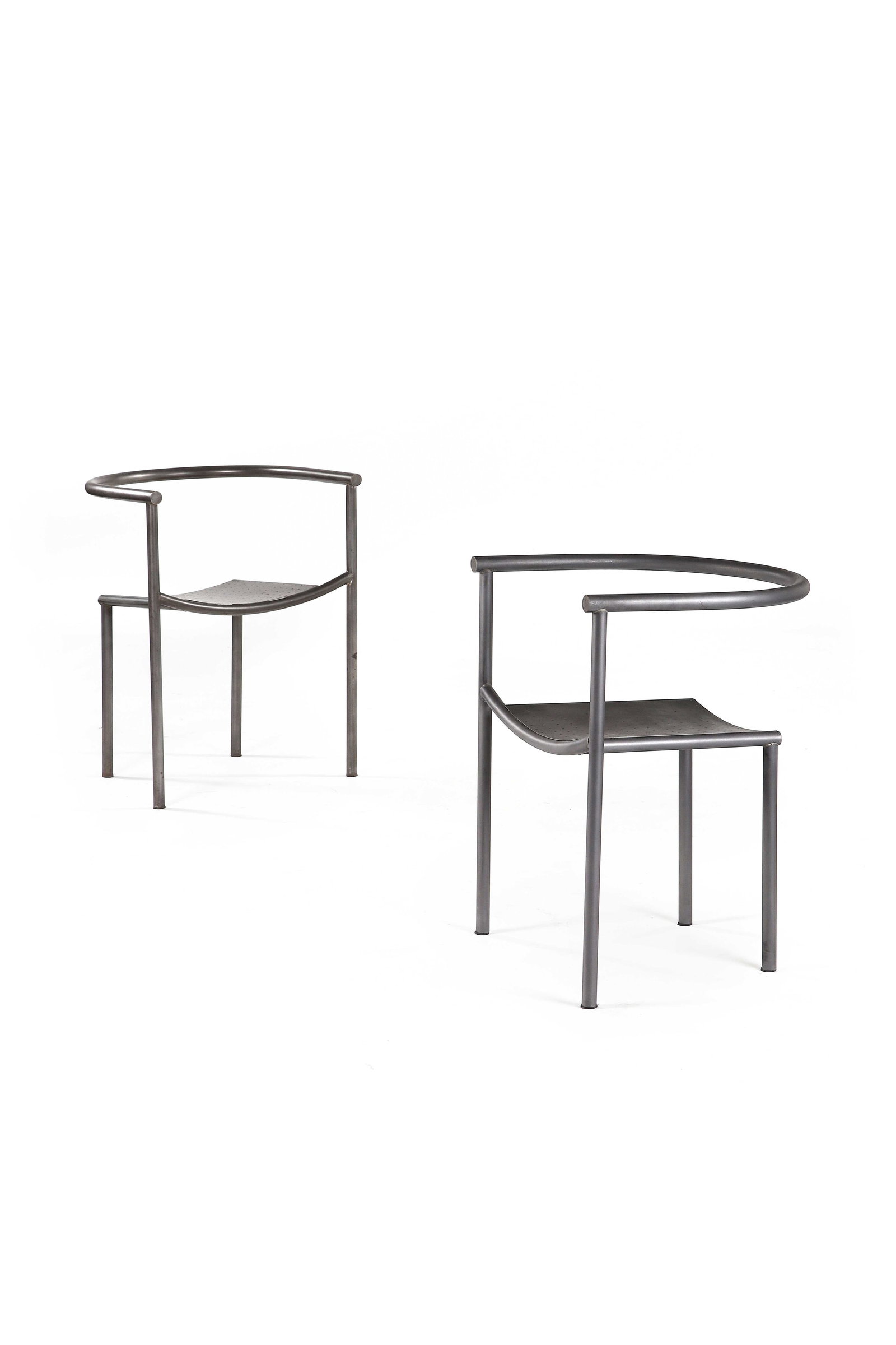 Philippe STARCK (1949): Suite de 2 chaises dites Von Vogelsang Métal 71 x 49 x 54 cm. Driade, 1985 Références : - Benedikt Taschen, Starck, Taschen, 2000, p.182. - Giuliana Gramigna, Repertorio del Design Ital