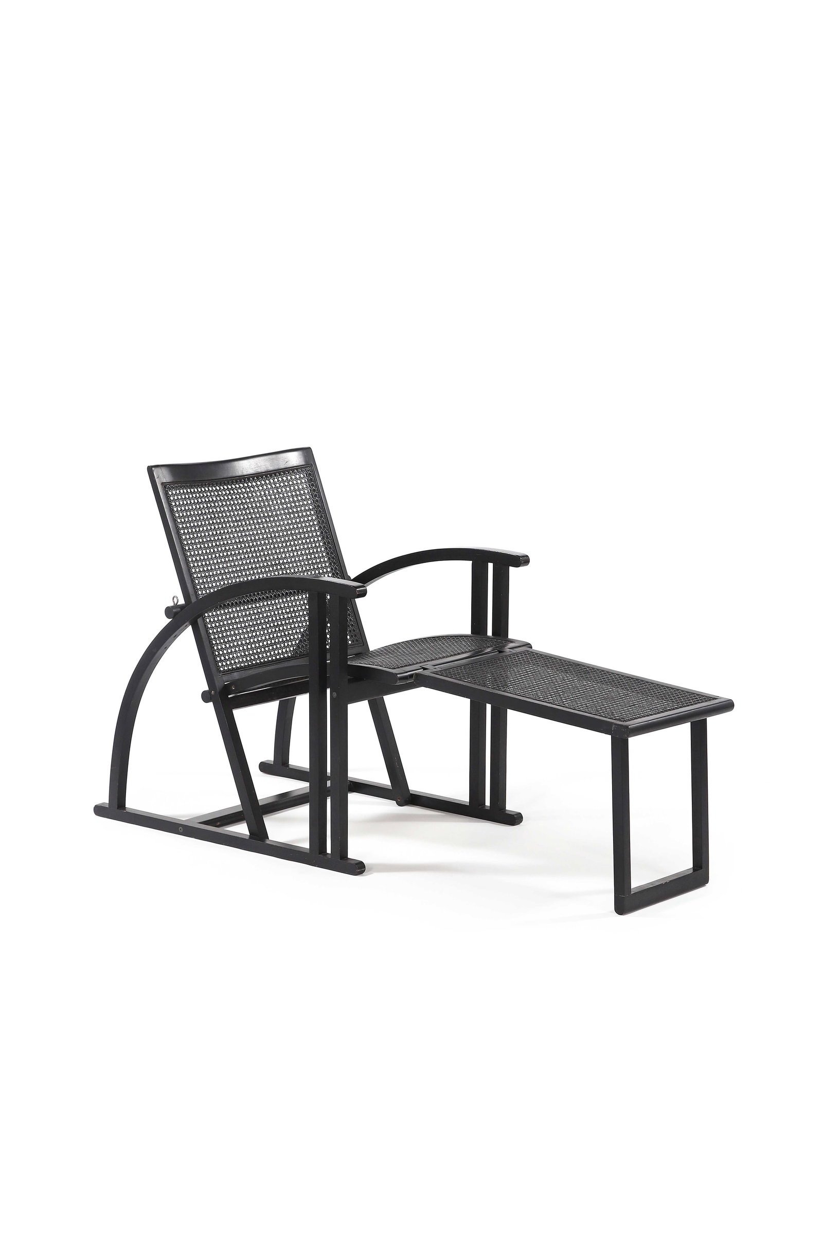 Pascal MOURGUE (1943-2014): Chaise longue dite Arc Hêtre, cannage 80 x 135 x 59 cm. Pamco Triconfort, 1983 Référence : - Yvonne Brunhammer & Marie Laure Perrin, Le Mobilier Français 1960-1998, Massin, 1998, p