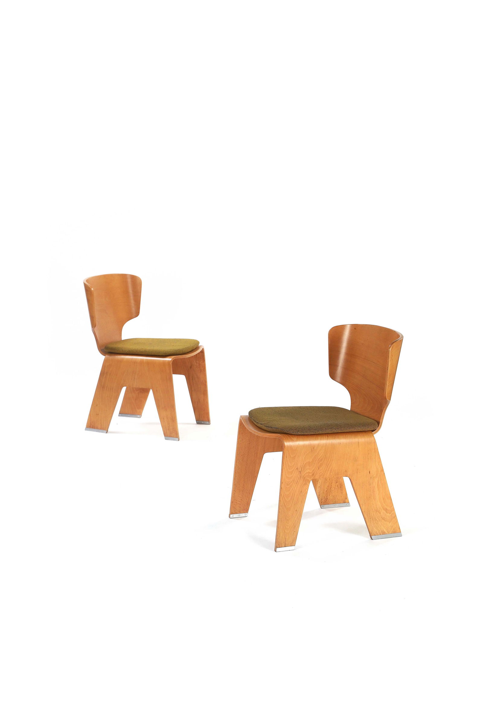 Kenzo TANGE (1913-2005) Paire de chaises Contreplaqué de bouleau thermoformé, métal,: Kenzo TANGE (1913-2005) Paire de chaises Contreplaqué de bouleau thermoformé, métal, drap de laine 78.5 x 50 x 55 cm. Tendo Mokko, circa 1957 Provenance : - Sumi Memorial Hall, Bisai, J