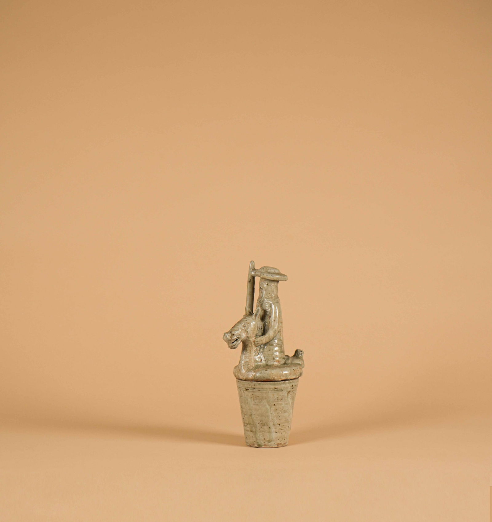 Jean LERAT (1913-1992): Pot couvert dit Don Quichotte En grésSigné J Lerat et situé La borne sous la base H. : 32.5 cm. Circa 1950