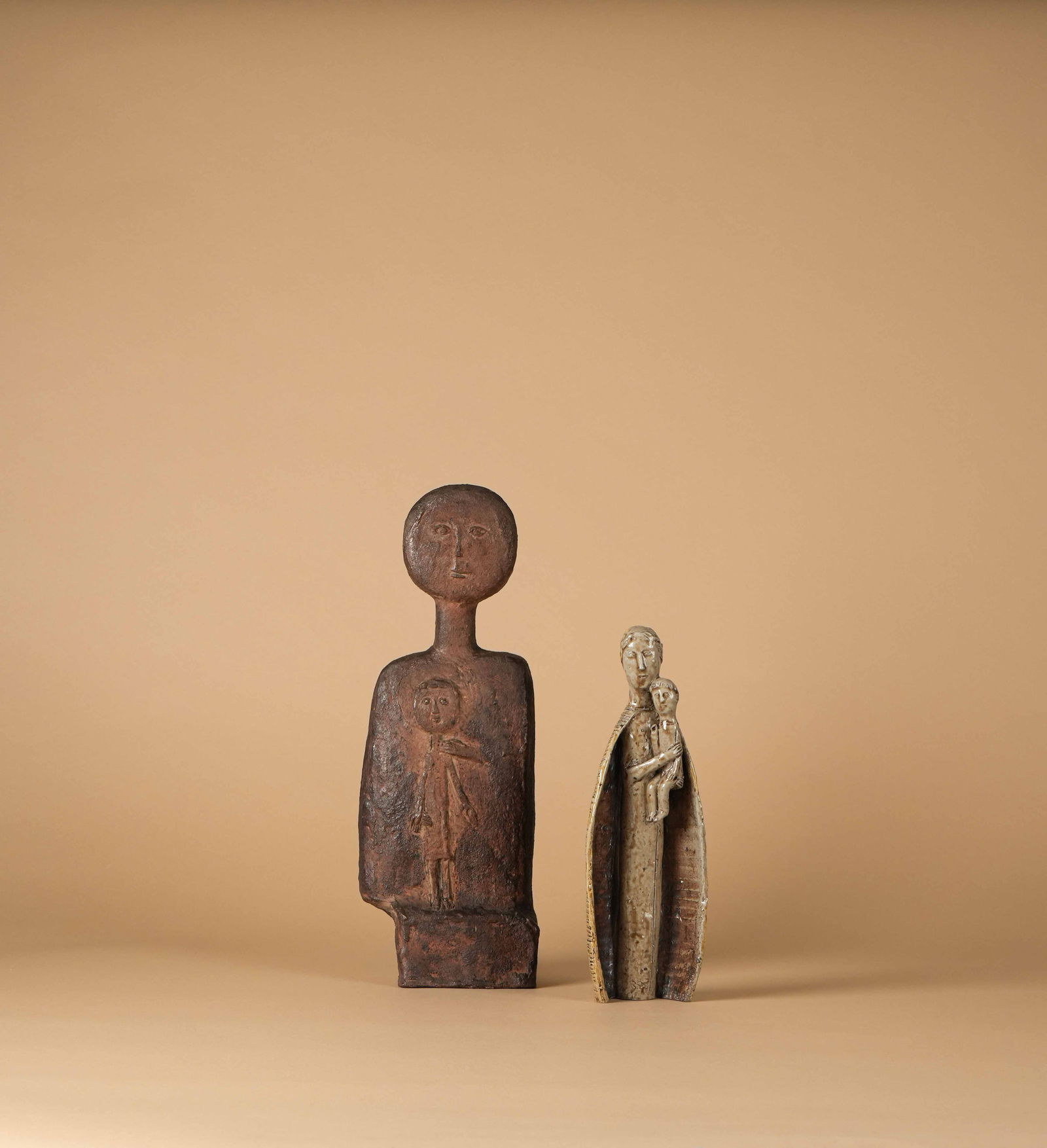 Jean LERAT (1913-1992): Vierge à l’enfant Grès Signé sous la base H. : 41cm. (Restaurations)