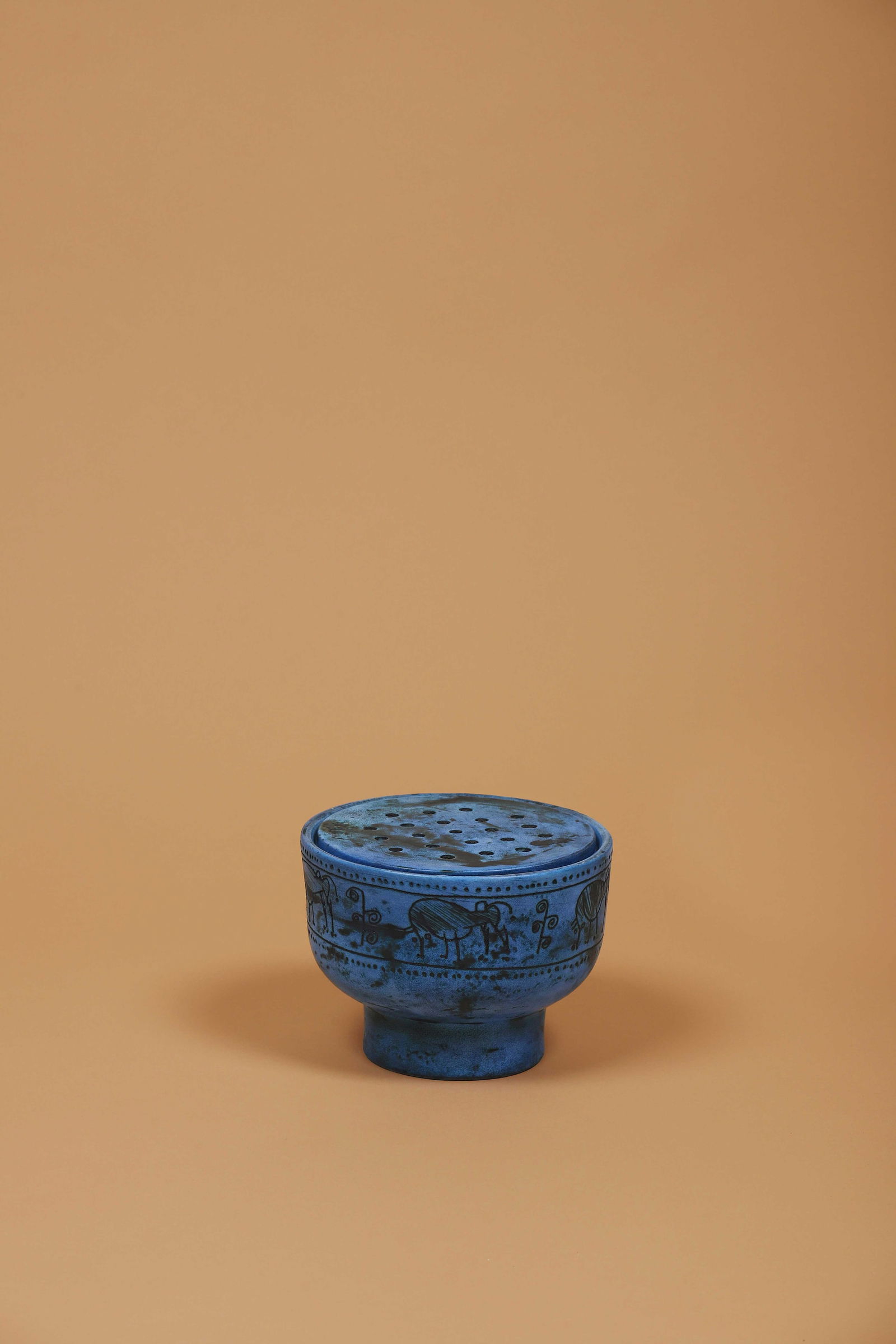 Jacques BLIN (1920-1995): Vase pique fleurs En céramique émaillée bleue noire Signé JBlin sous la base H. : 14 cm. D. : 18.5 cm. Circa 1955