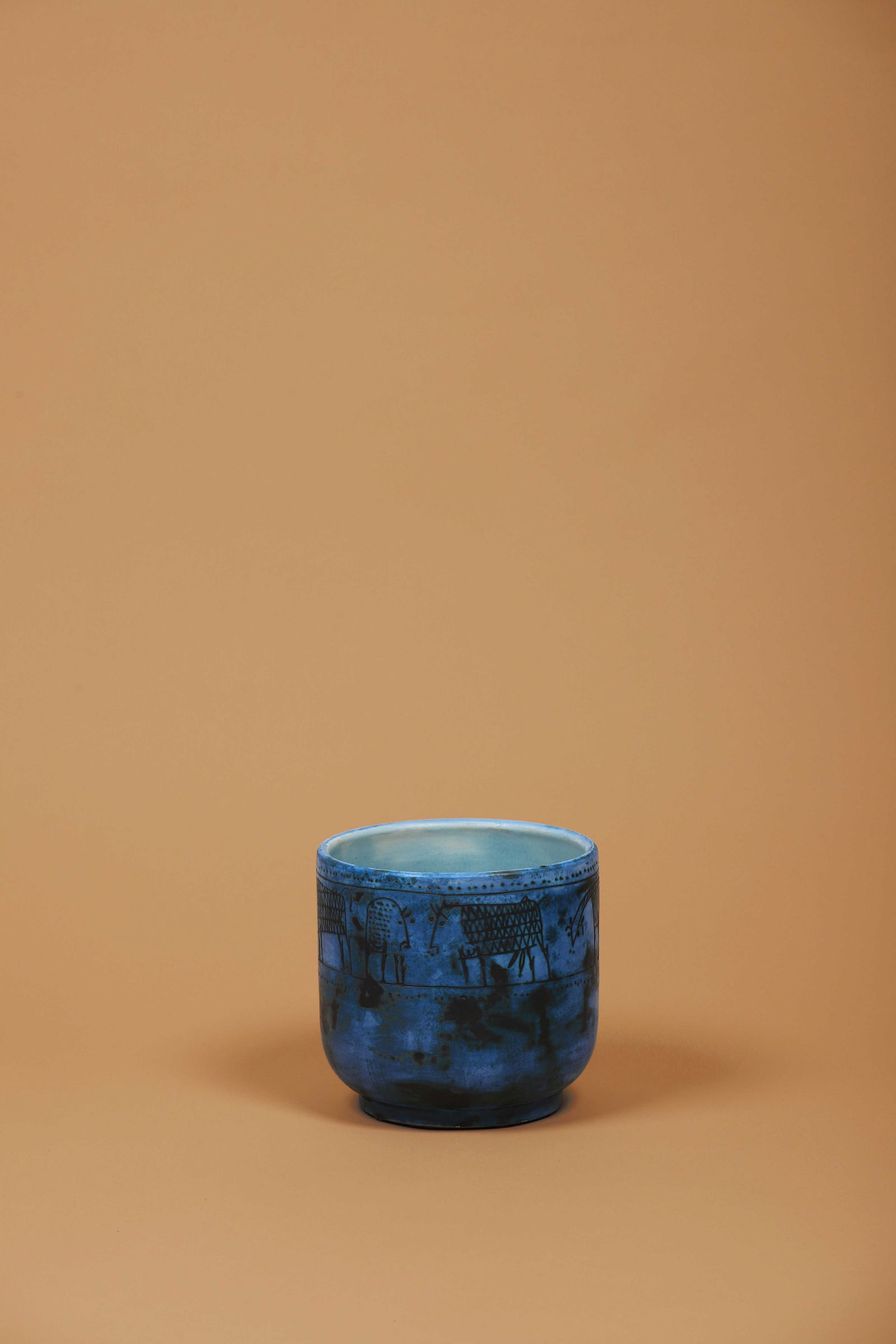Jacques BLIN (1920-1995): Vase à décor d’animaux stylisés En céramique émaillée bleue et noire Signé JBlin sous la base H. : 17. 5 cm. D. : 18 cm. Circa 1955