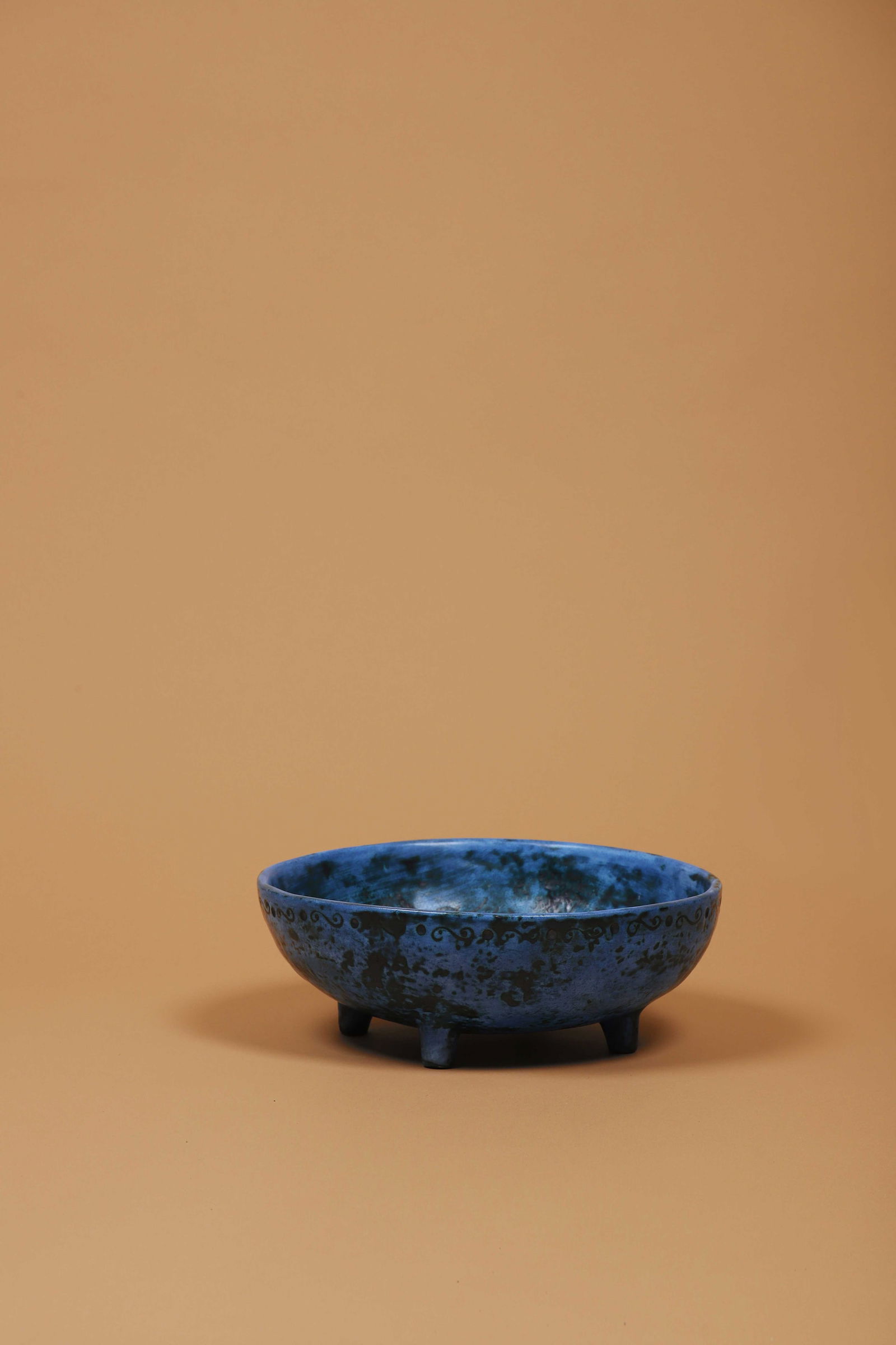 Jacques BLIN (1920-1995): Coupe quadripode En céramique émaillée bleue et noire Signé JBlin sous la base et porte le numéro 169 H. : 11 cm. D. : 29.7 cm. Circa 1955