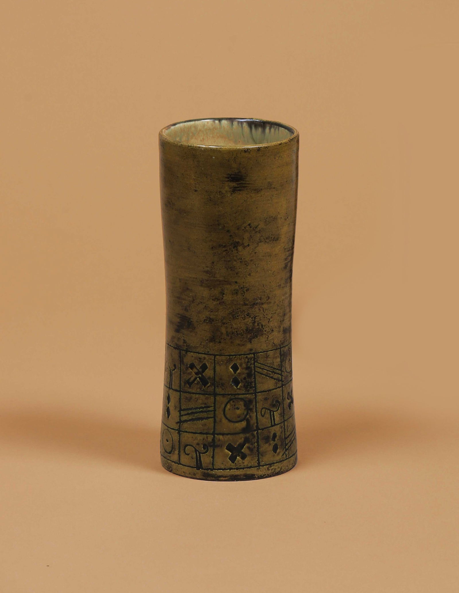 Jacques BLIN (1920-1995): Vase rouleau à décor géométrique En céramique émaillée verte noire Signé JBlin sous la base H. : 21.5 cm. D. : 8.3 cm. Circa 1955