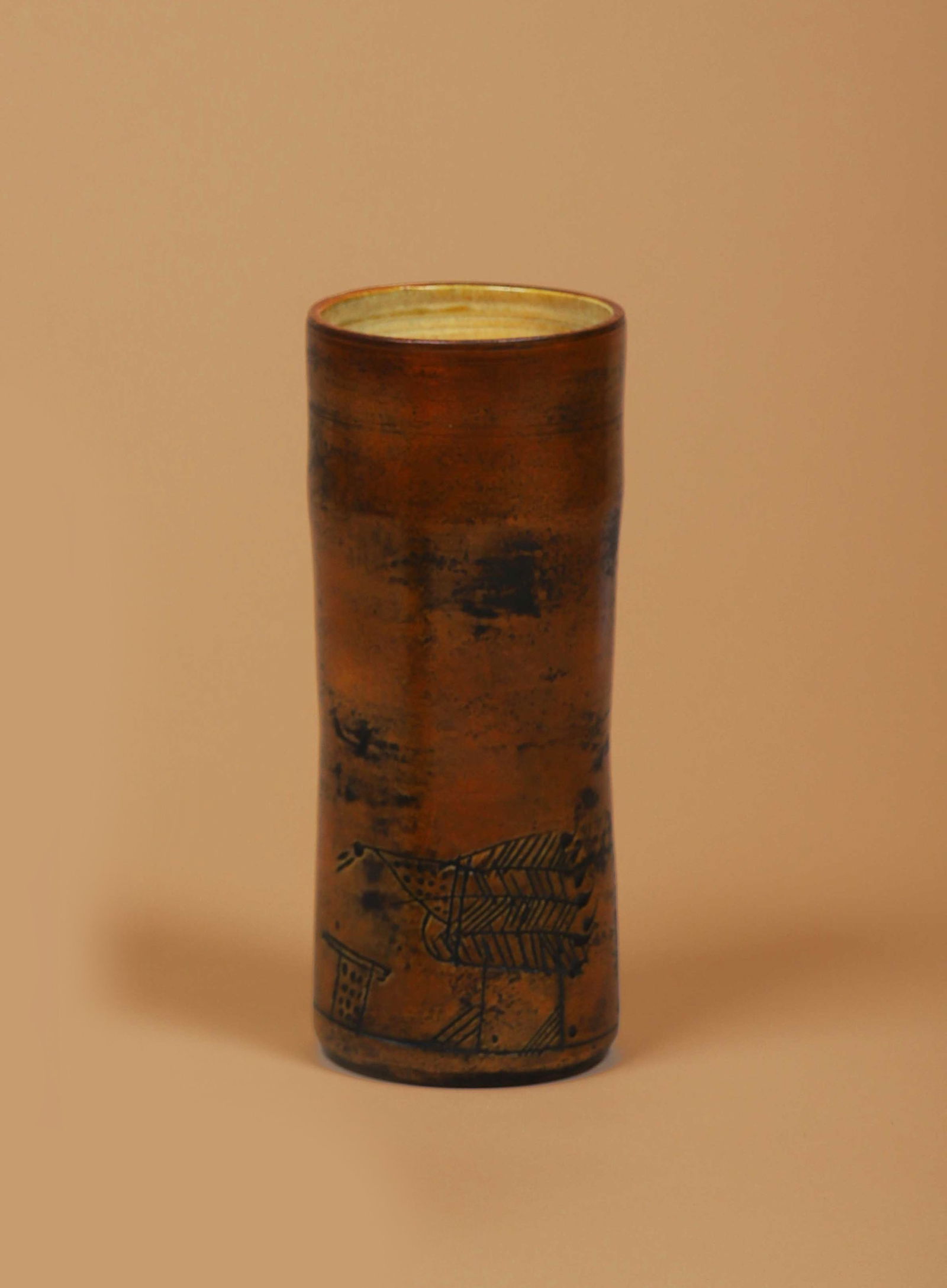 Jacques BLIN (1920-1995): Vase rouleau à décor d’oiseaux En céramique émaillée noire et brune Signé JBlin sous la base H. : 22 cm. D. : 9.2 cm. Circa 1955