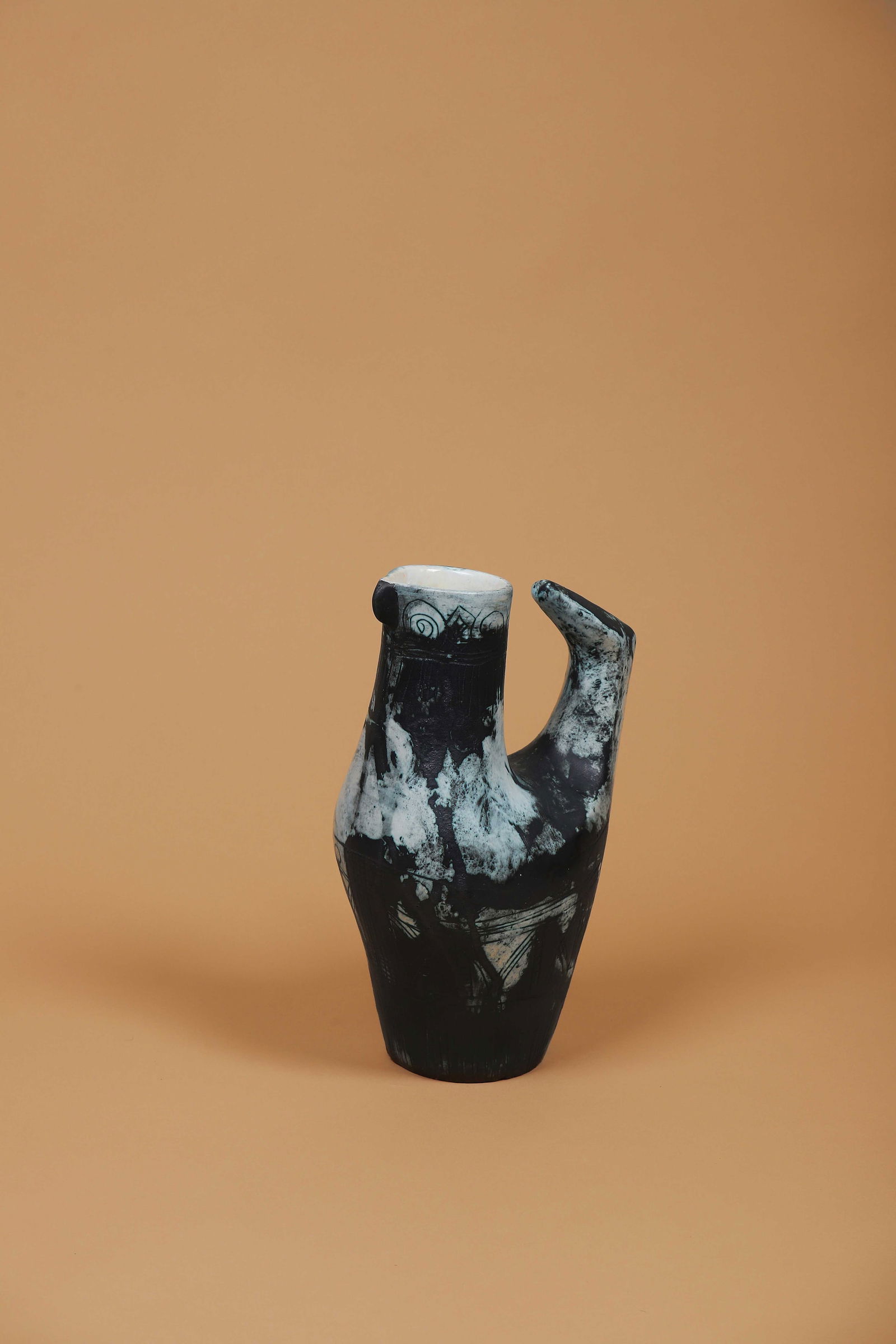 Jacques BLIN (1920-1995): Large pichet dit Oiseau Signé JBlin sous la base et porte le numéro 172 H. : 33.5 cm. Circa 1955 Référence : - Philippe Chambost, Pascal Marziano, Arnaud Serpollet, 70 ans d’expression céramiqu