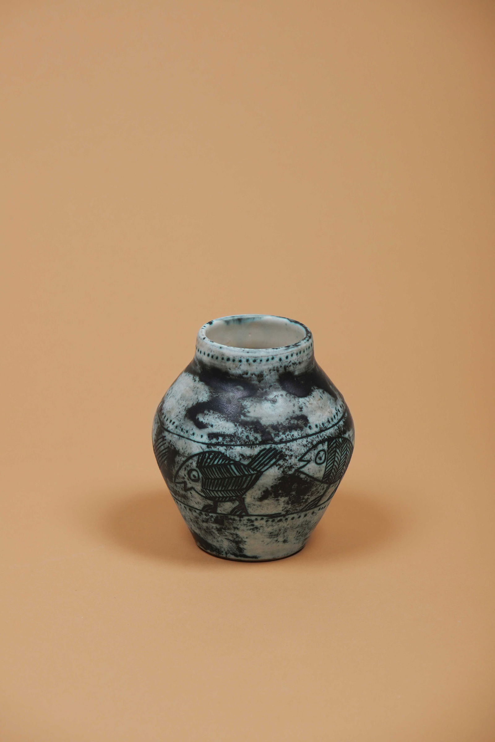 Jacques BLIN (1920-1995): Petit vase à décor de poissons En céramique émaillée verte, noire et blanche Signé JBlin sous la base H. : 13 cm. Circa 1955