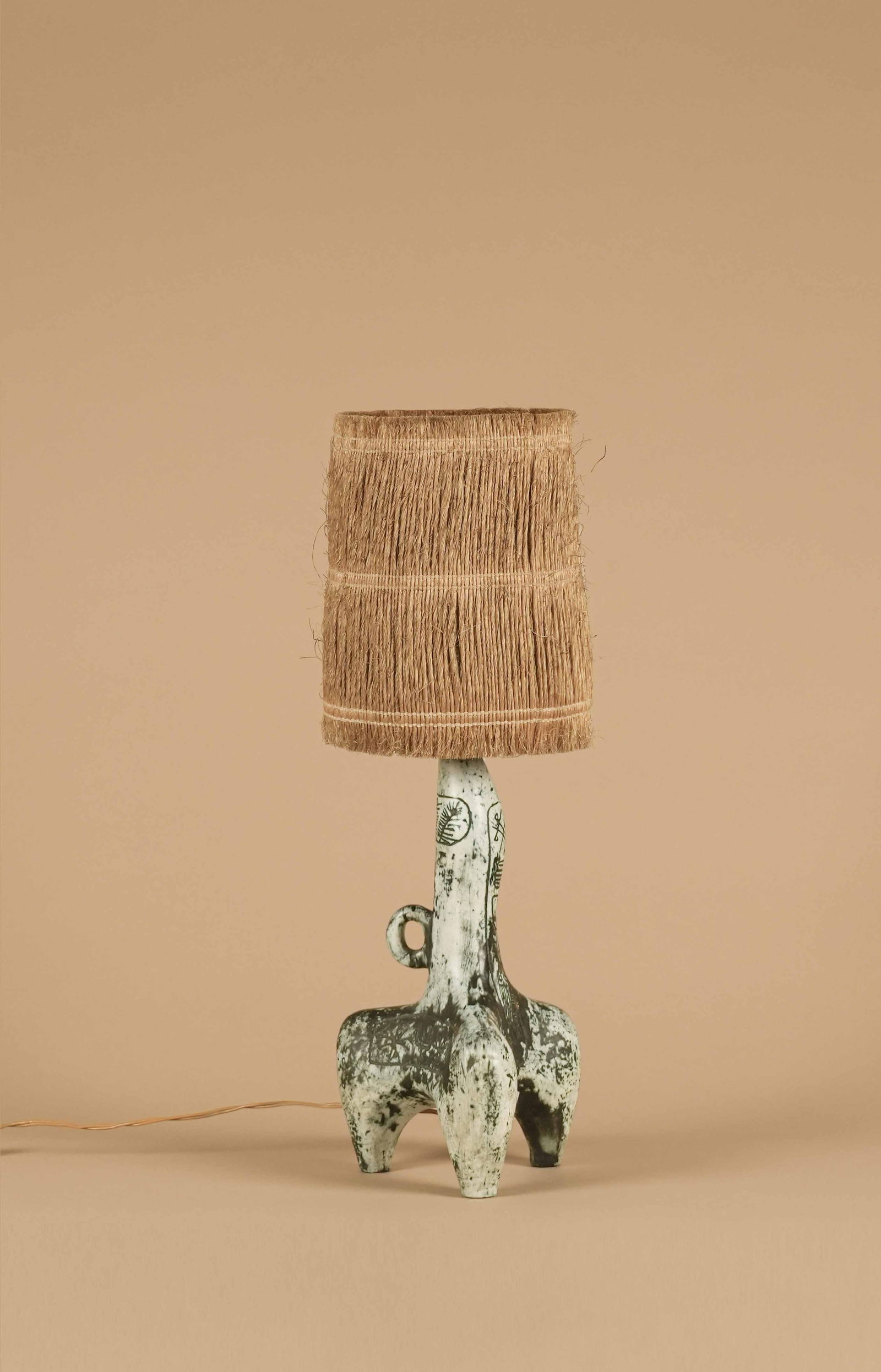 Jacques BLIN (1920-1995): Lampe à poser En céramique émaillée blanche et verte, abat-jour en osier H. : 31.5 cm. Circa 1965