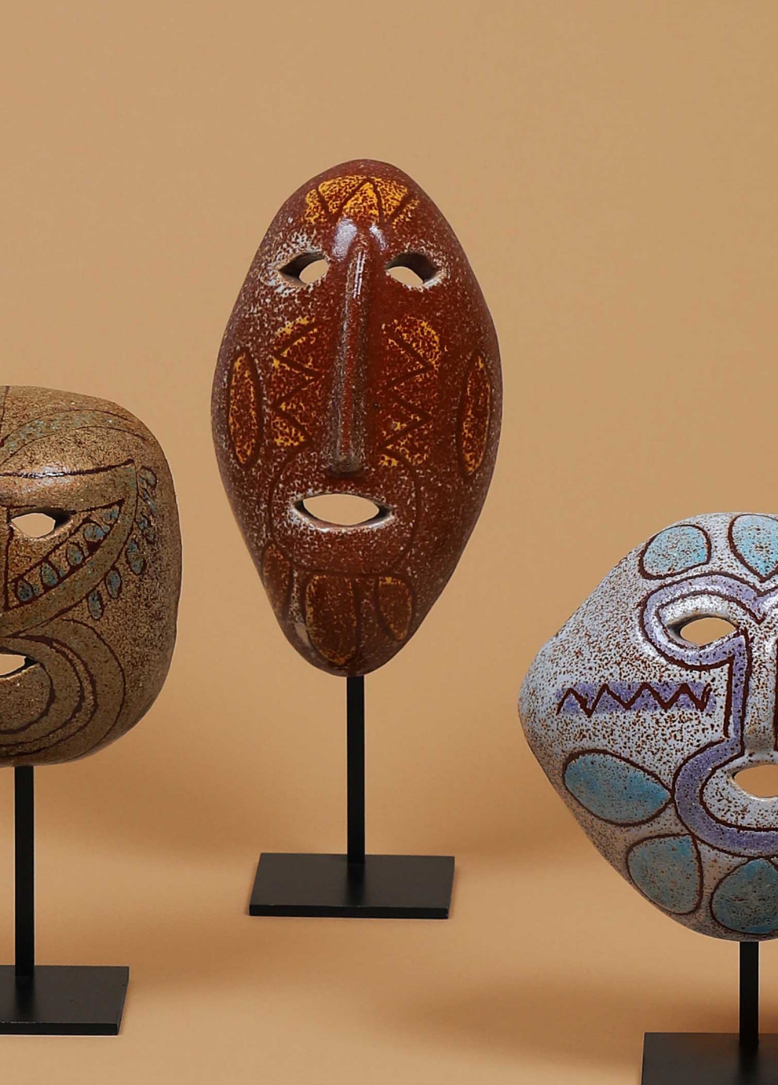 ACCOLAY (XX): Masque africaniste En céramique émaillé polychrome Signé Accolay au dos H. : 24 cm. L. : 13.5 cm. Circa 1960 Référence : - Philippe Chambost, Pascal Marziano, Arnaud Serpollet, 70 ans d’expres