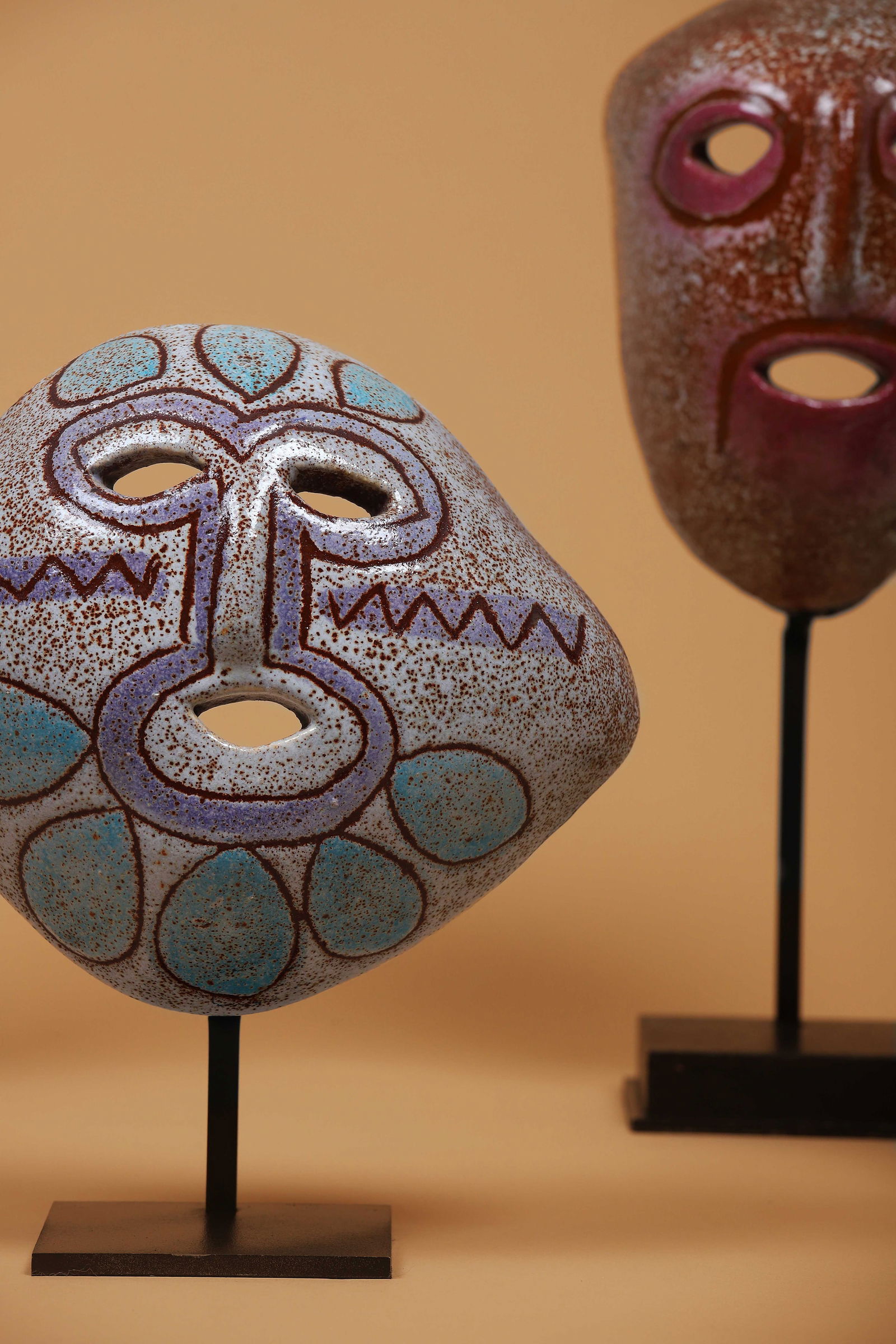 ACCOLAY (XX): Masque africaniste En céramique émaillé polychrome Signé Accolay au dos et porte le numéro 18 H. : 18 cm. L. : 21 cm. Circa 1960 Référence : - Philippe Chambost, Pascal Marziano, Arnaud Serpoll