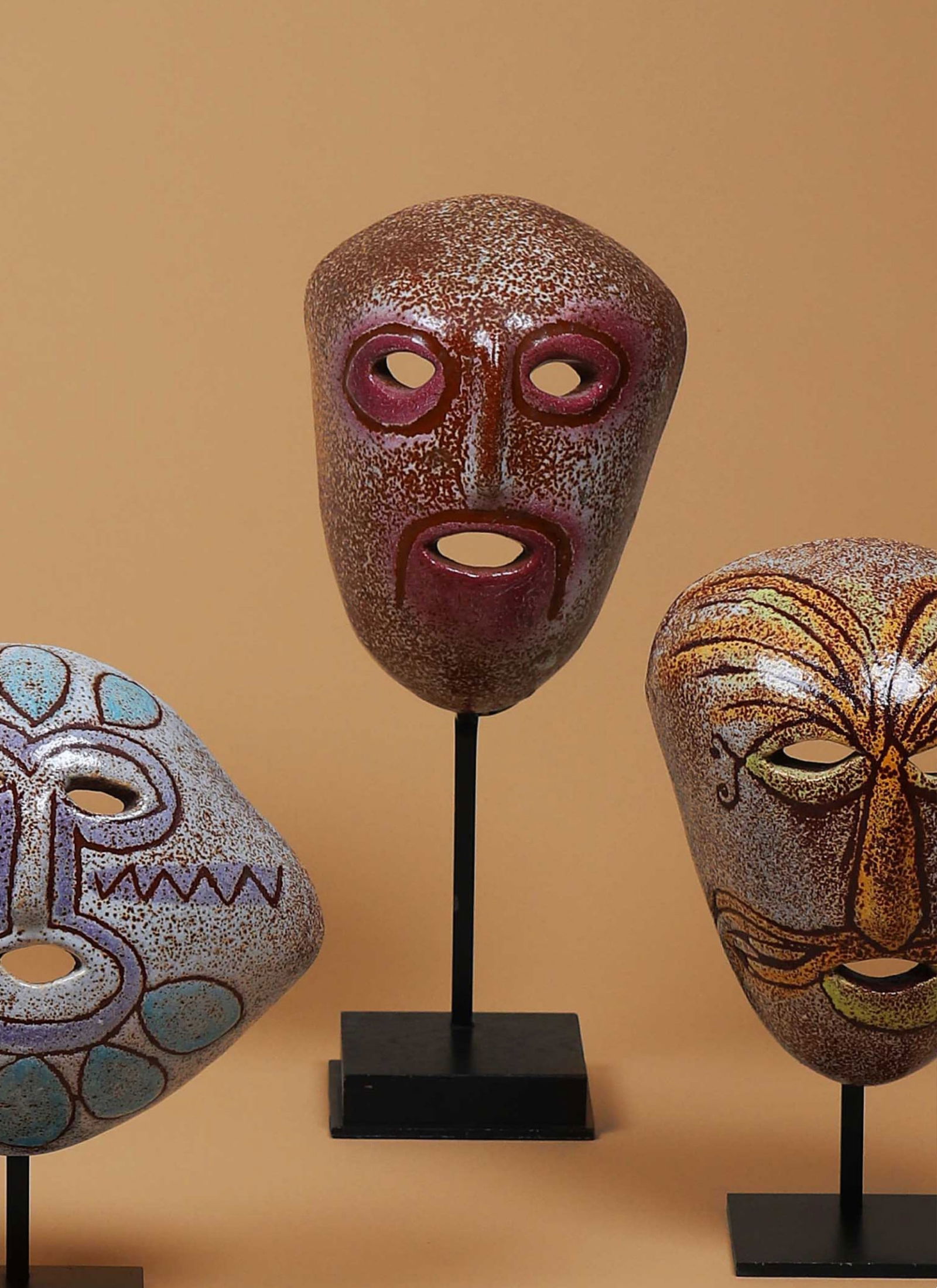 ACCOLAY (XX): Masque africaniste En céramique émaillé polychrome H. : 19.5 cm. L. : 14.5 cm. Circa 1960 Référence : - Philippe Chambost, Pascal Marziano, Arnaud Serpollet, 70 ans d’expression céramique fran