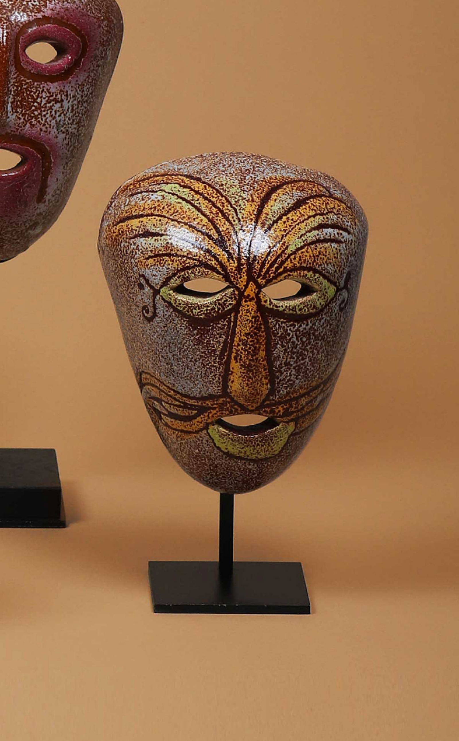 ACCOLAY (XX): Masque africaniste En céramique émaillé polychrome Signé Accolay au dos H. : 20 cm. L. : 16 cm. Circa 1960 Référence : - Philippe Chambost, Pascal Marziano, Arnaud Serpollet, 70 ans d’expressi