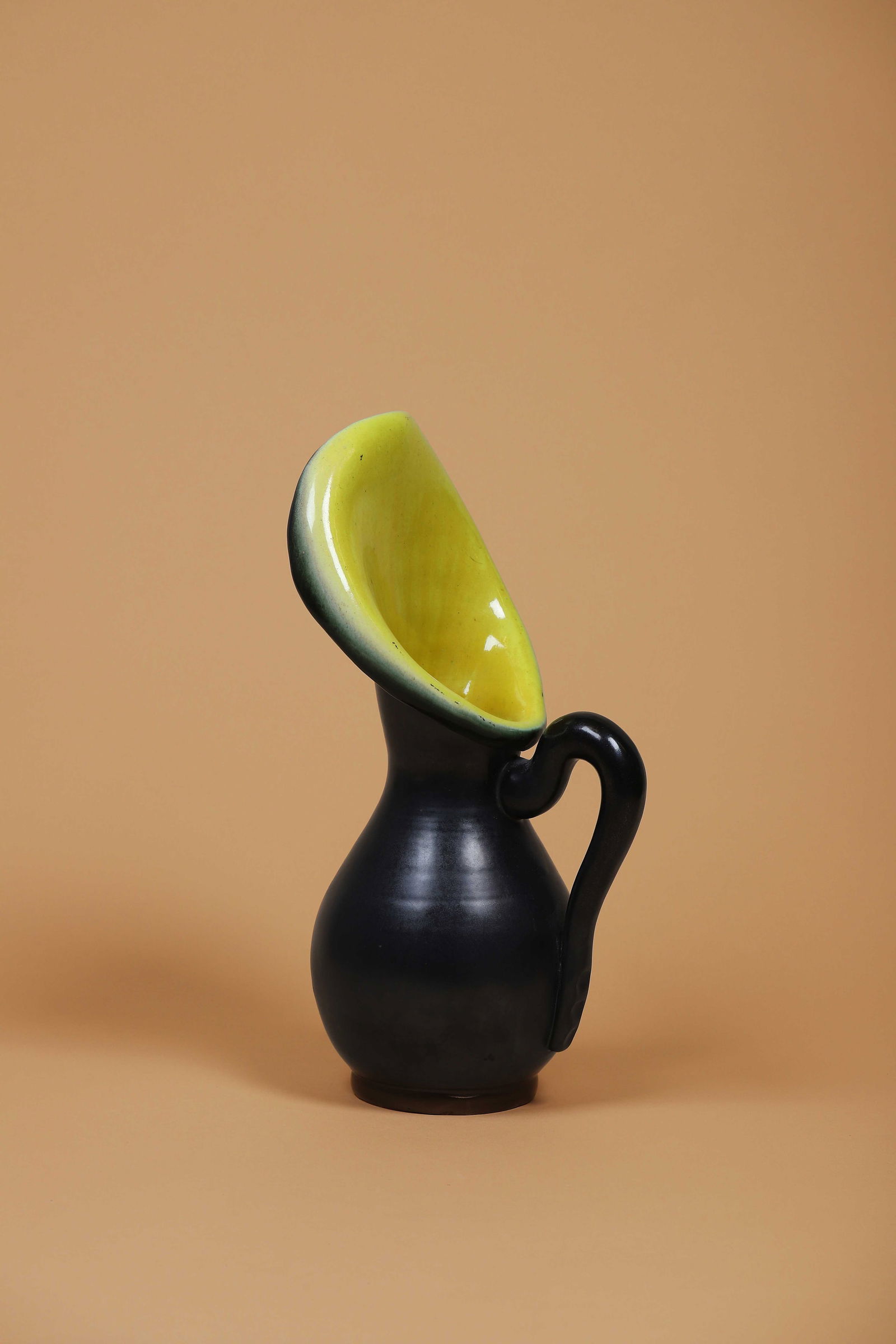Pol CHAMBOST (1906-1983): Pichet n°837 En céramique émaillée noire à l’extérieur et jaune à l’intérieur Signé Poterie Pol Chambost made in France et porte le numéro 837 sous la base H. : 38 cm. Circa 1970 (Eclat)