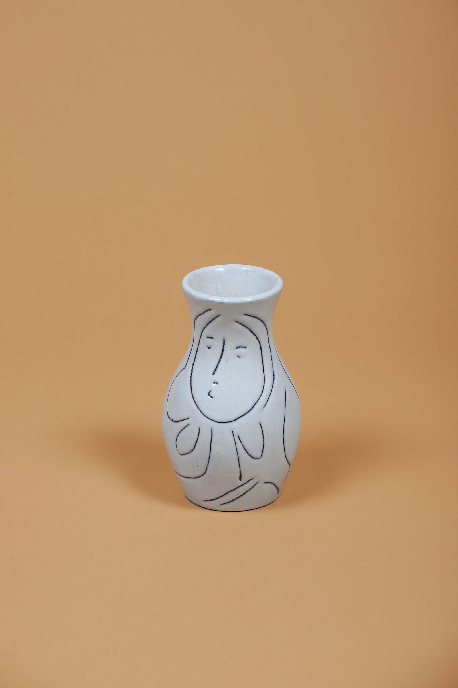 Jacques INNOCENTI (1926-1961): Vase En céramique émaillée blanche Monogrammée J.I. sur l’envers H. : 17.5 cm.