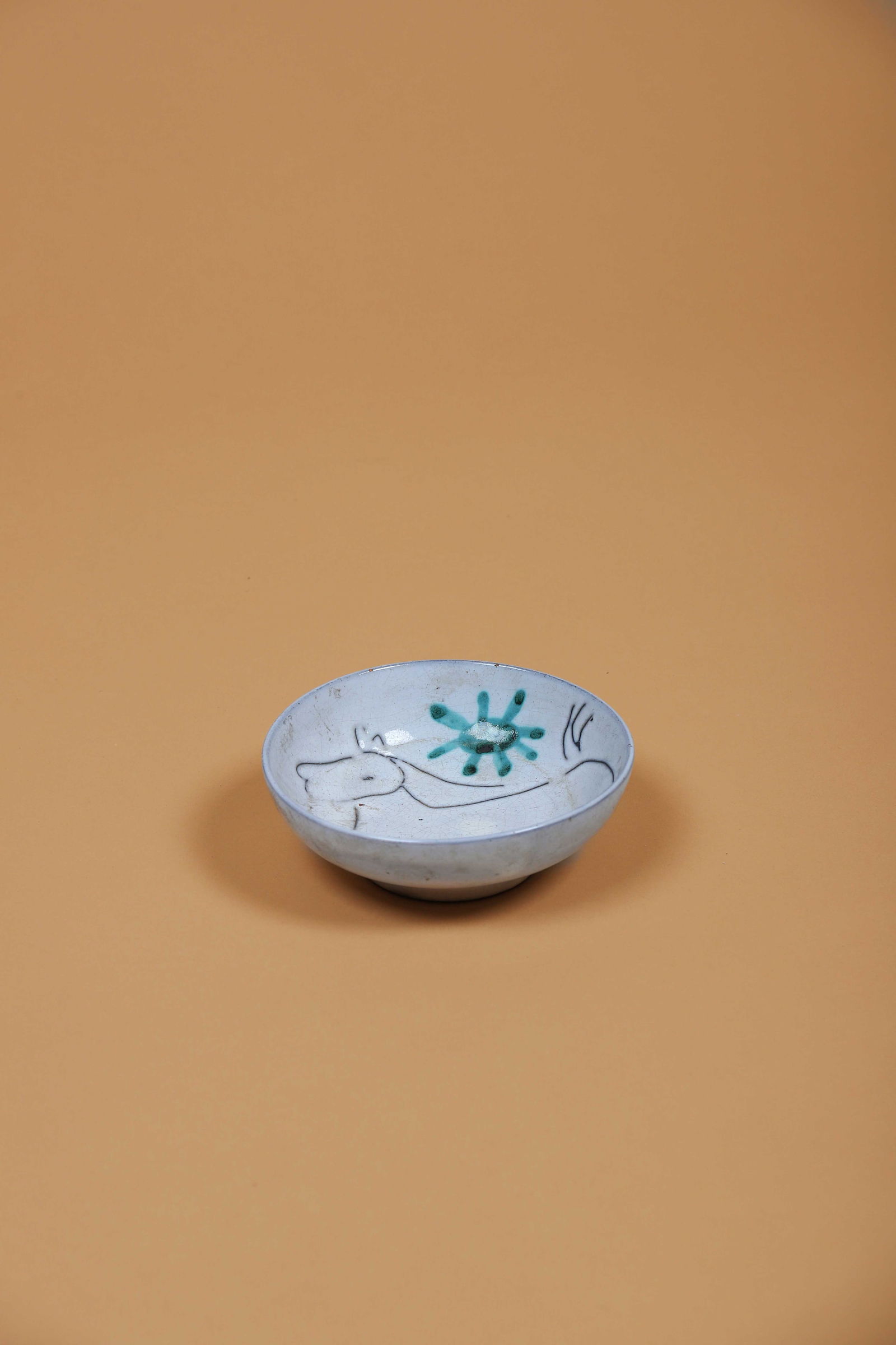 Jacques INNOCENTI (1926-1961): Coupe En céramique émaillée grise et verte H. 4 cm. D. : 11.5 cm.