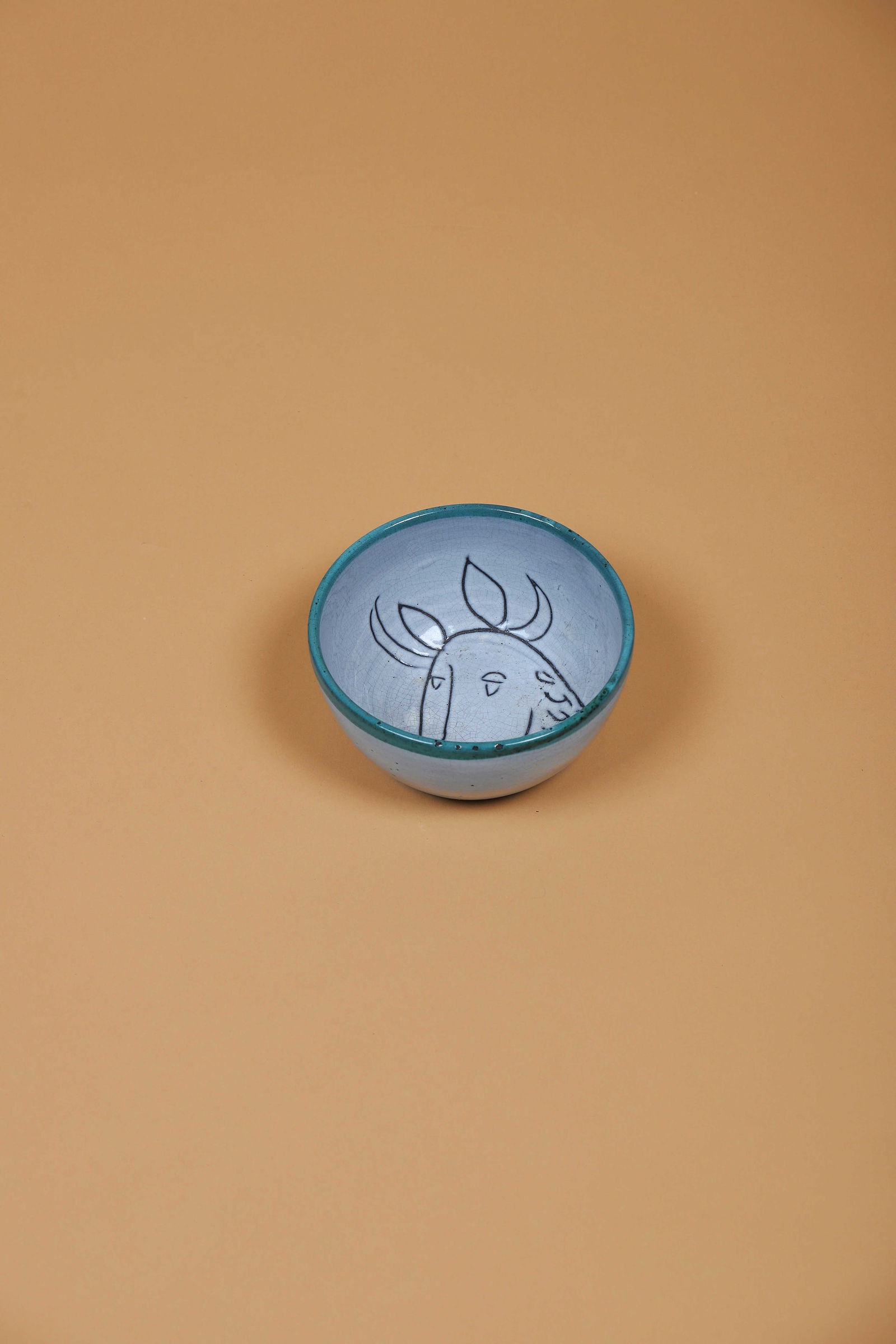 Jacques INNOCENTI (1926-1961): Coupe En céramique émaillée grise et bleue H. 4 cm. D. : 11.5 cm.