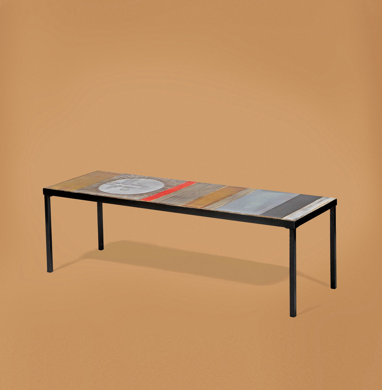Roger CAPRON (1922-2006): Table basse dite soleil à plateau en céramique émaillée polychrome disposés sur une structure en métal laqué noir formant le piètement Signée R. Capron sur le plateau H. : 39.5 cm. L. : 121 c