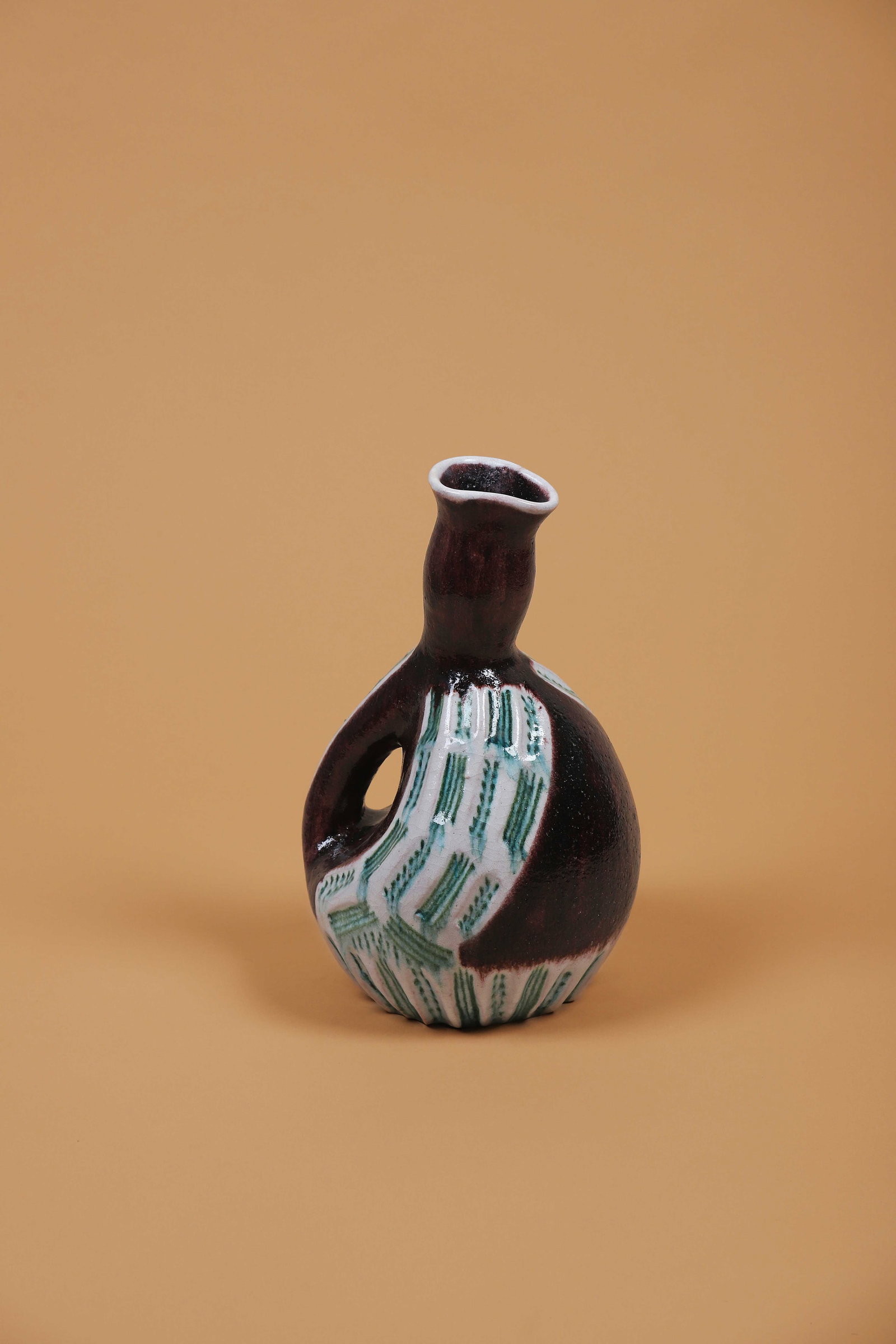 Guido GAMBONE (1909-1969): Pichet En céramique émaillée blanche, verte et violette Signé Gambone italy sous la base H. : 33 cm.