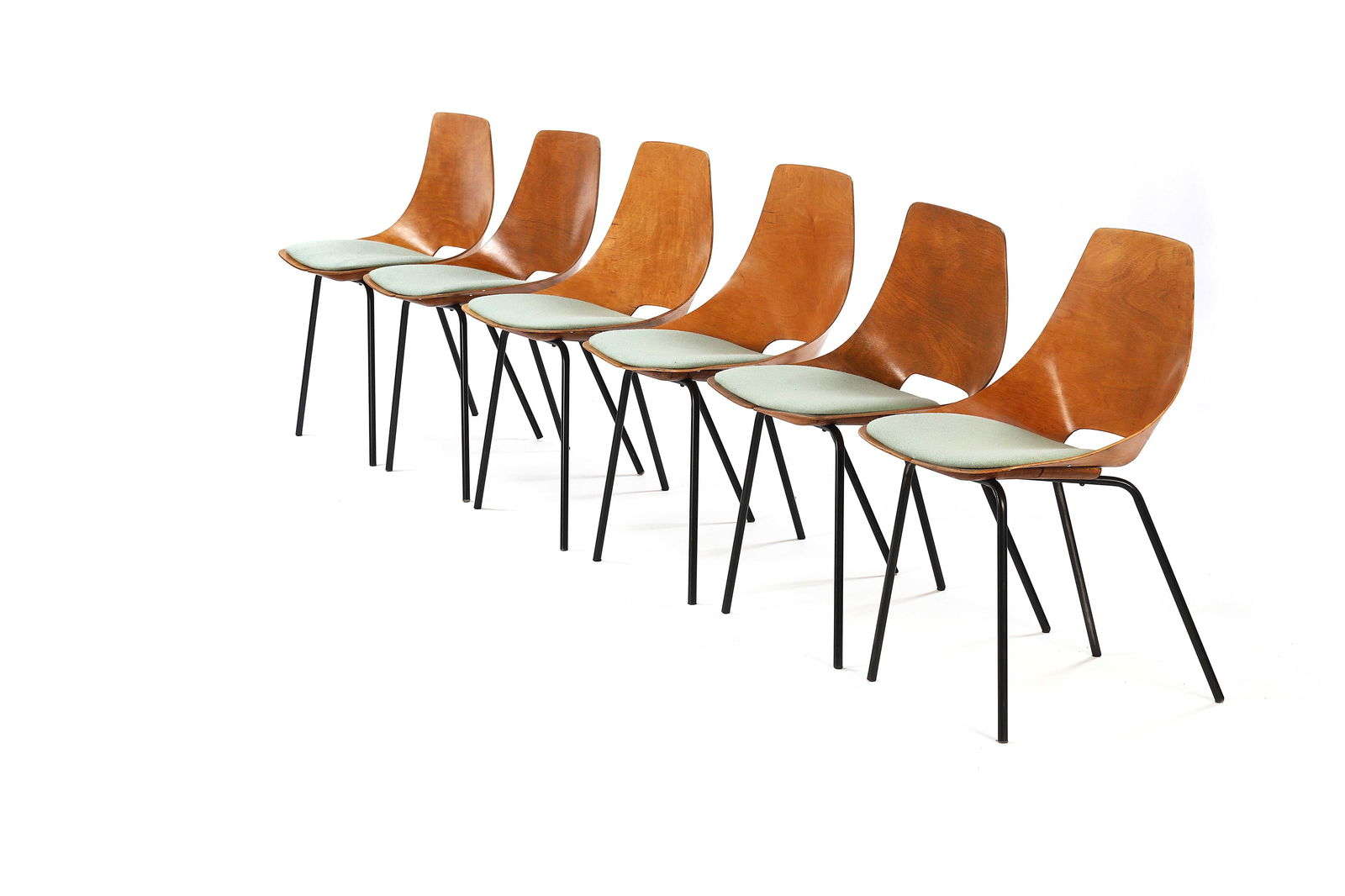 Pierre GUARICHE (1926-1995): Suite de huit chaises dites TonneauStructure en contreplaqué de chêne et métal laqué noir, galette d’assise en drap de laine vertH. : 78.5 cm. L. : 63 cm. P. : 36 cm.Steiner,