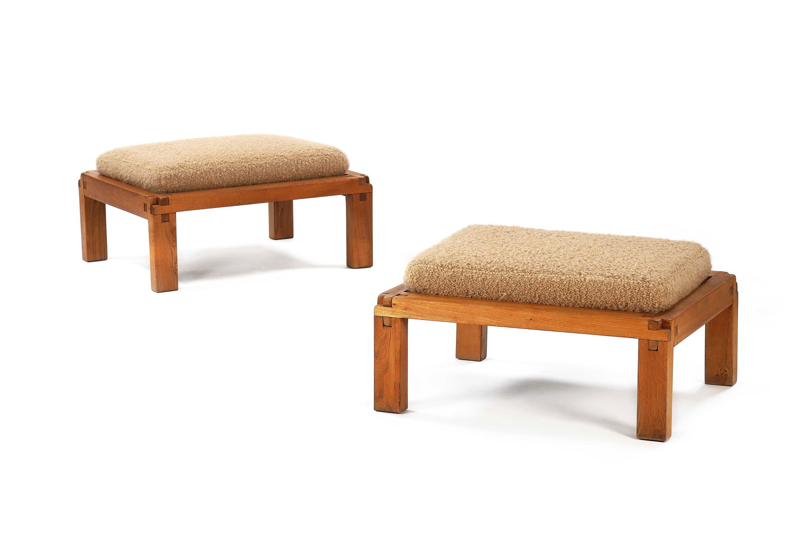 Pierre CHAPO (1927-1987): Suite de deux bouts de canapés dits S20RStructure en orme, coussins d’assise en drap de laineH. : 39 cm. L. : 72 cm. P. : 60 cm.Référence :- Catalogue de l’exposition Pierre