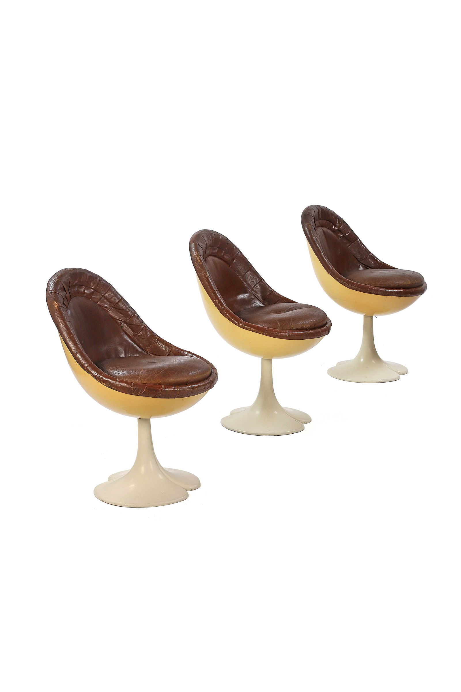 Christian ADAM (1945): Suite de trois chaises pivotantesFibre de verre, simili cuirH. : 80 cm. L. : 53 cm. P. : 53 cm.(Usures , rayures)Circa 1970