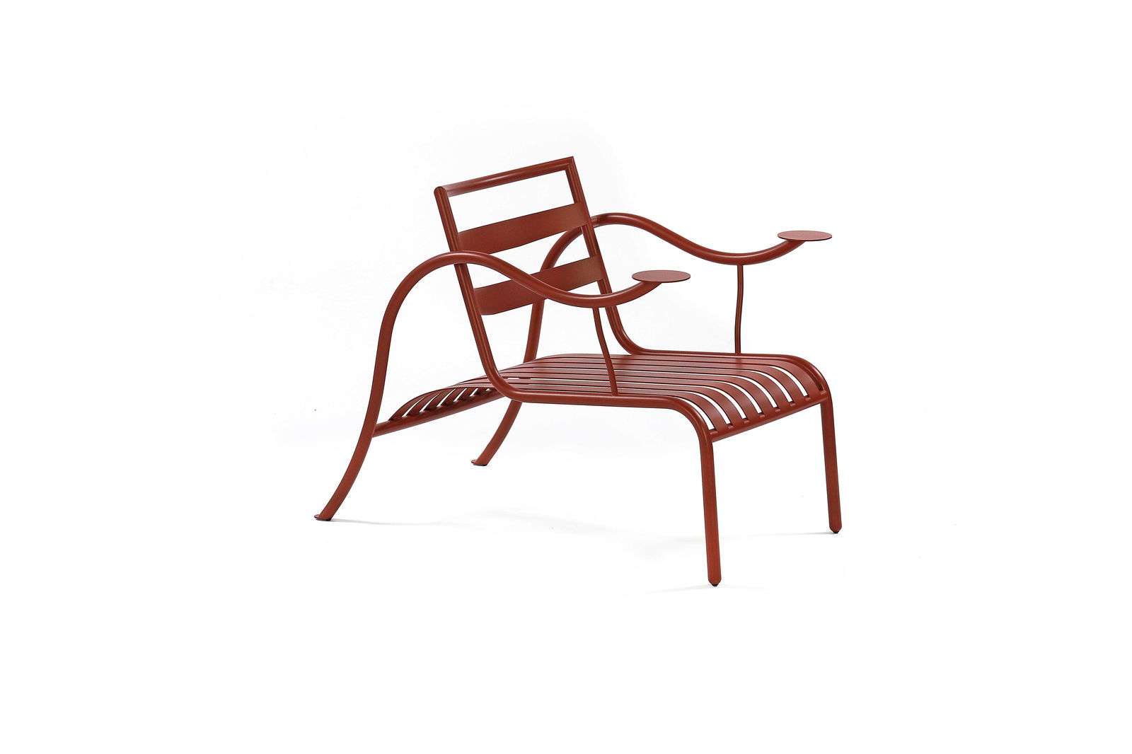 Jasper MORRISON (1959): Chauffeuse dite Thinking Man’sStructure en métal laqué rouge oxydeH. : 70 cm. L. : 96 cm. P. : 63.5 cm.Cappelini, 1988Références :- Paolo Antonelli & Fulvio Ferrari & Claudia Neumann, Dictionnai