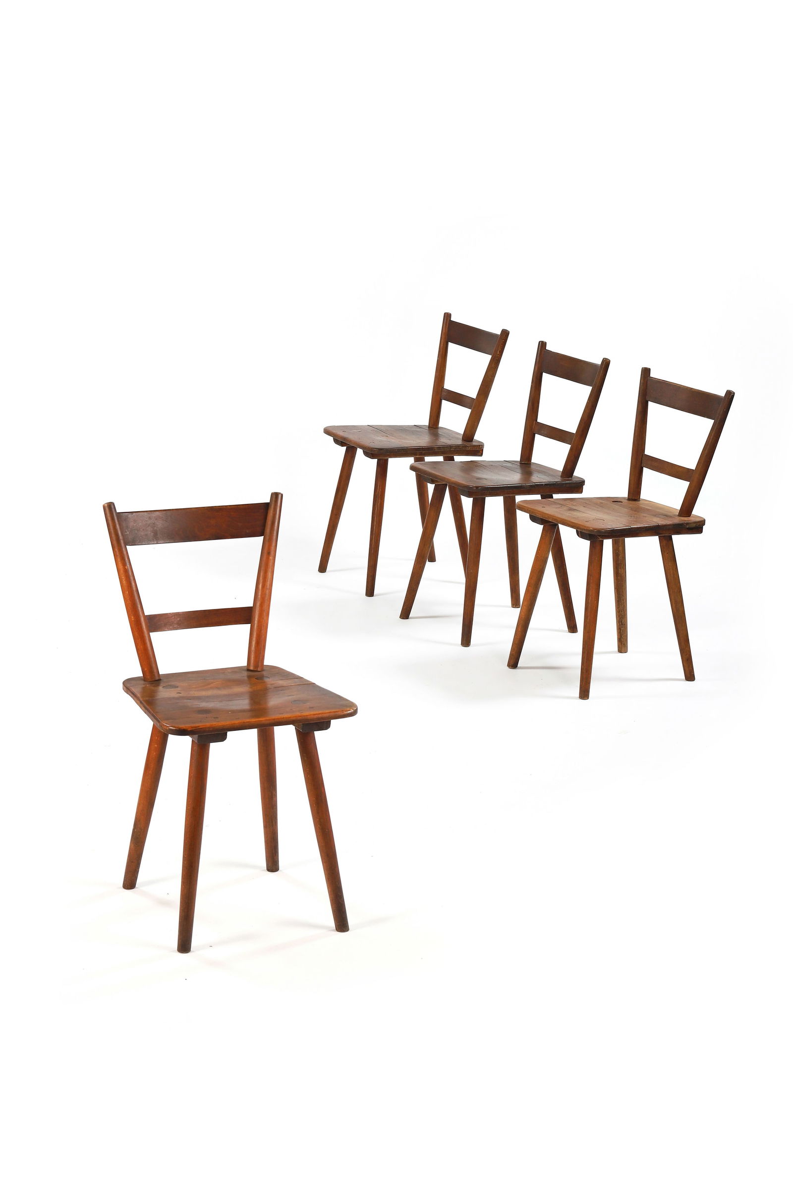 TRAVAIL FRANÇAIS (XX)Suite de quatre chaises en chêne à dossier bandeau et assise de: TRAVAIL FRANÇAIS (XX)Suite de quatre chaises en chêne à dossier bandeau et assise de forme disposés sur quatre pieds fuselés.Porte des parties d’étiquettes sous l&#