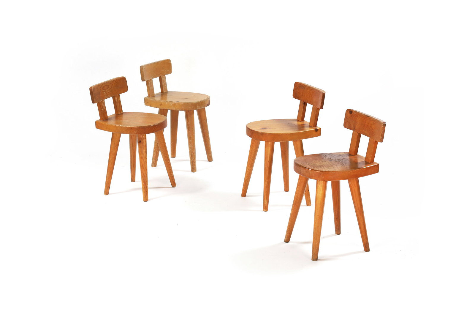 Christian DURUPT (XX)Suite de quatre chaises en pin à dosseret bandeau et assise de forme: Christian DURUPT (XX)Suite de quatre chaises en pin à dosseret bandeau et assise de forme disposés sur trois pieds fuselés.H. : 60 cm. - L. : 32 cm. - P. : 37 cm.Circa 1955Provenance :-