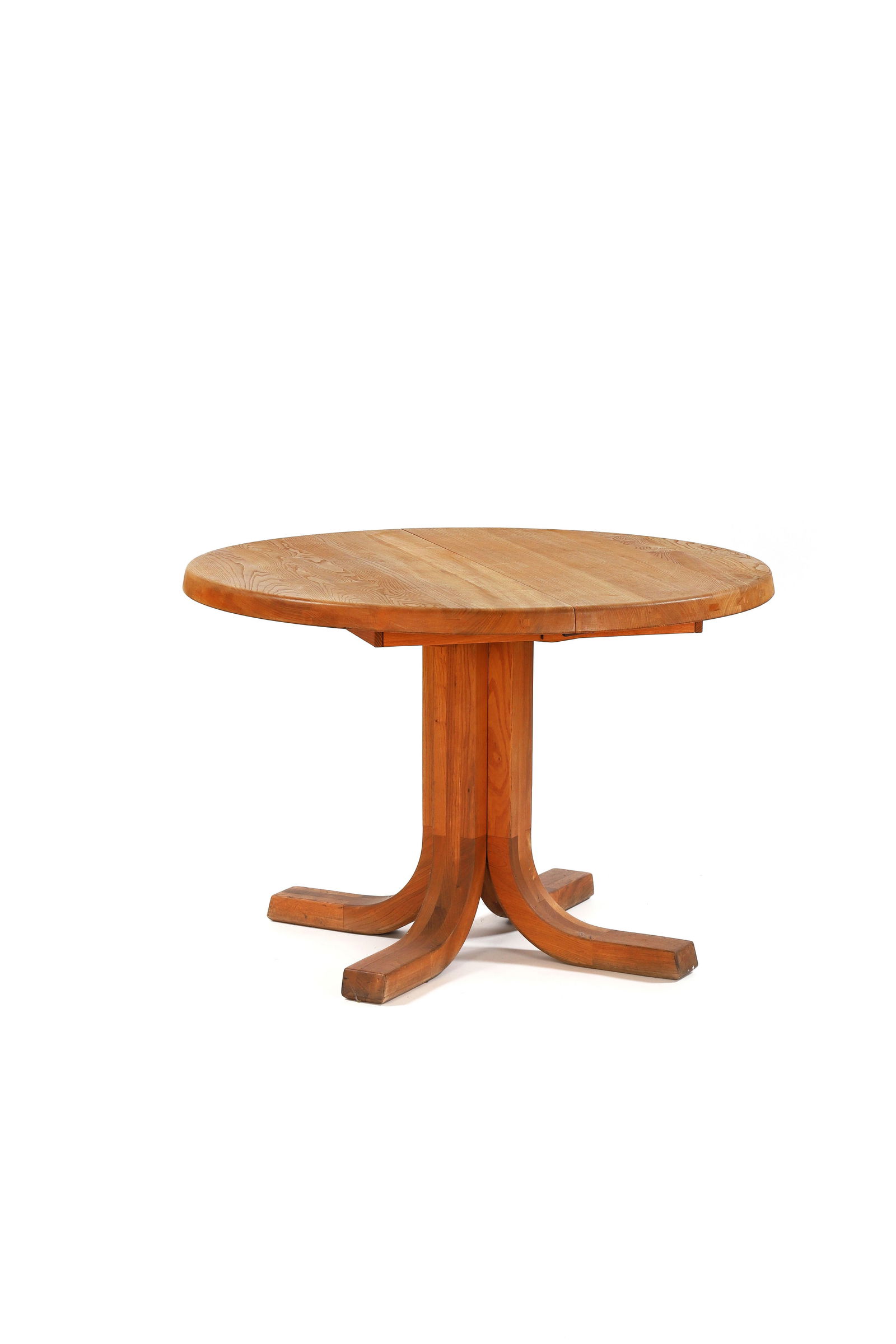Pierre CHAPO (1927-1986)Table de salle à manger en orme modèle T40A à plateau: Pierre CHAPO (1927-1986)Table de salle à manger en orme modèle T40A à plateau circulaire à allonges disposé sur quatre pieds en L.H. : 72 cm. D. : 108 cm. H. : 72 cm.L. : 207