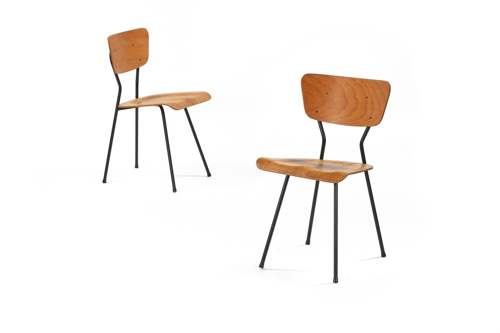 Bernard DURUSSEL (1926-1995)Paire de chaises modèle Partout, à assise et dossier en: Bernard DURUSSEL (1926-1995)Paire de chaises modèle Partout, à assise et dossier en contreplaqué de hêtre disposés sur une structure tubulaire en métal laqué noir fo