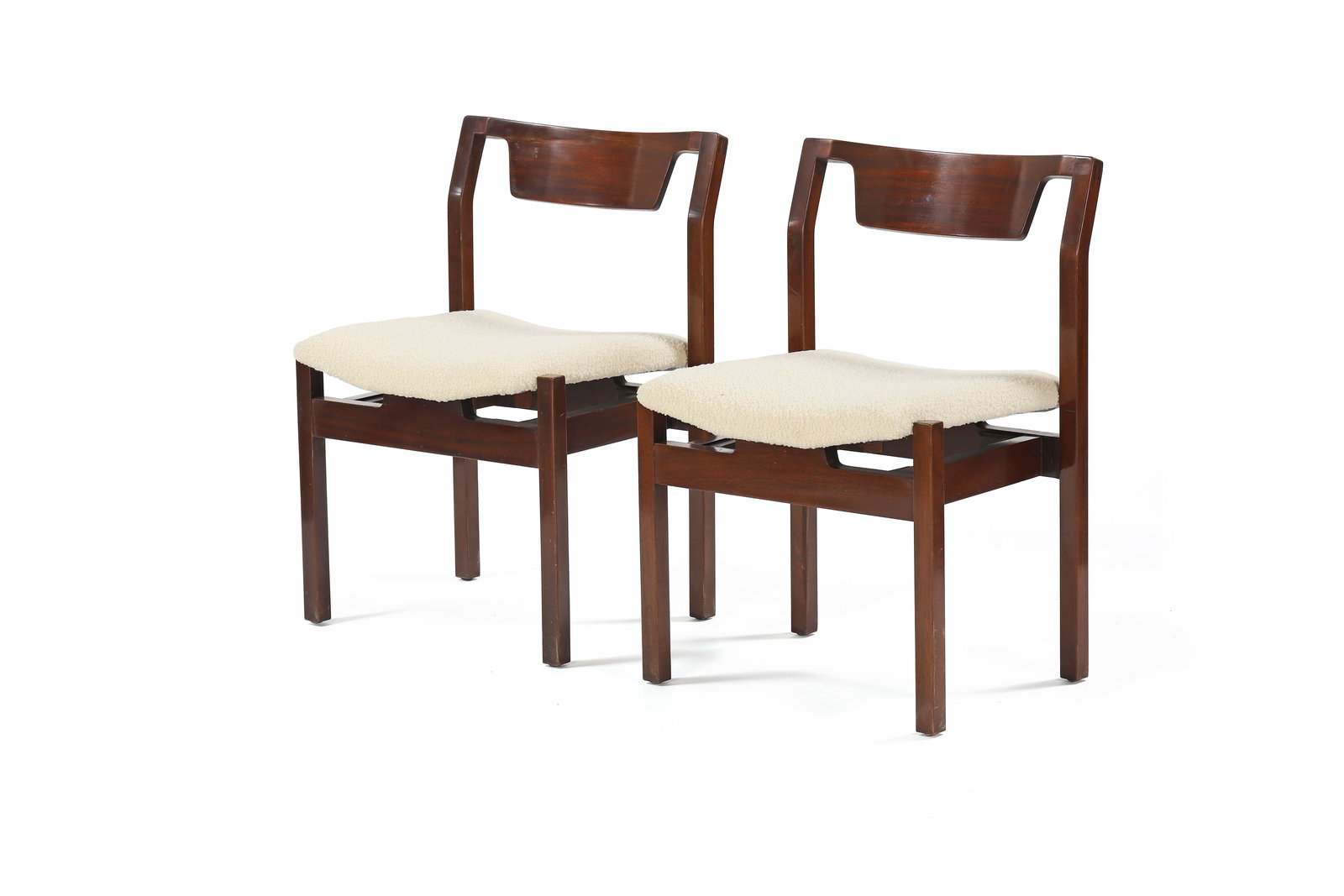 Michel MORTIER (1925-2016)Rare suite de six chaises modèle n°SC 104 dites Hexagone à: Michel MORTIER (1925-2016)Rare suite de six chaises modèle n°SC 104 dites Hexagone à structure en acajou et revêtement en drap de laine blancH. : 78 cm. - L. : 53 cm. - P. : 43 cm.