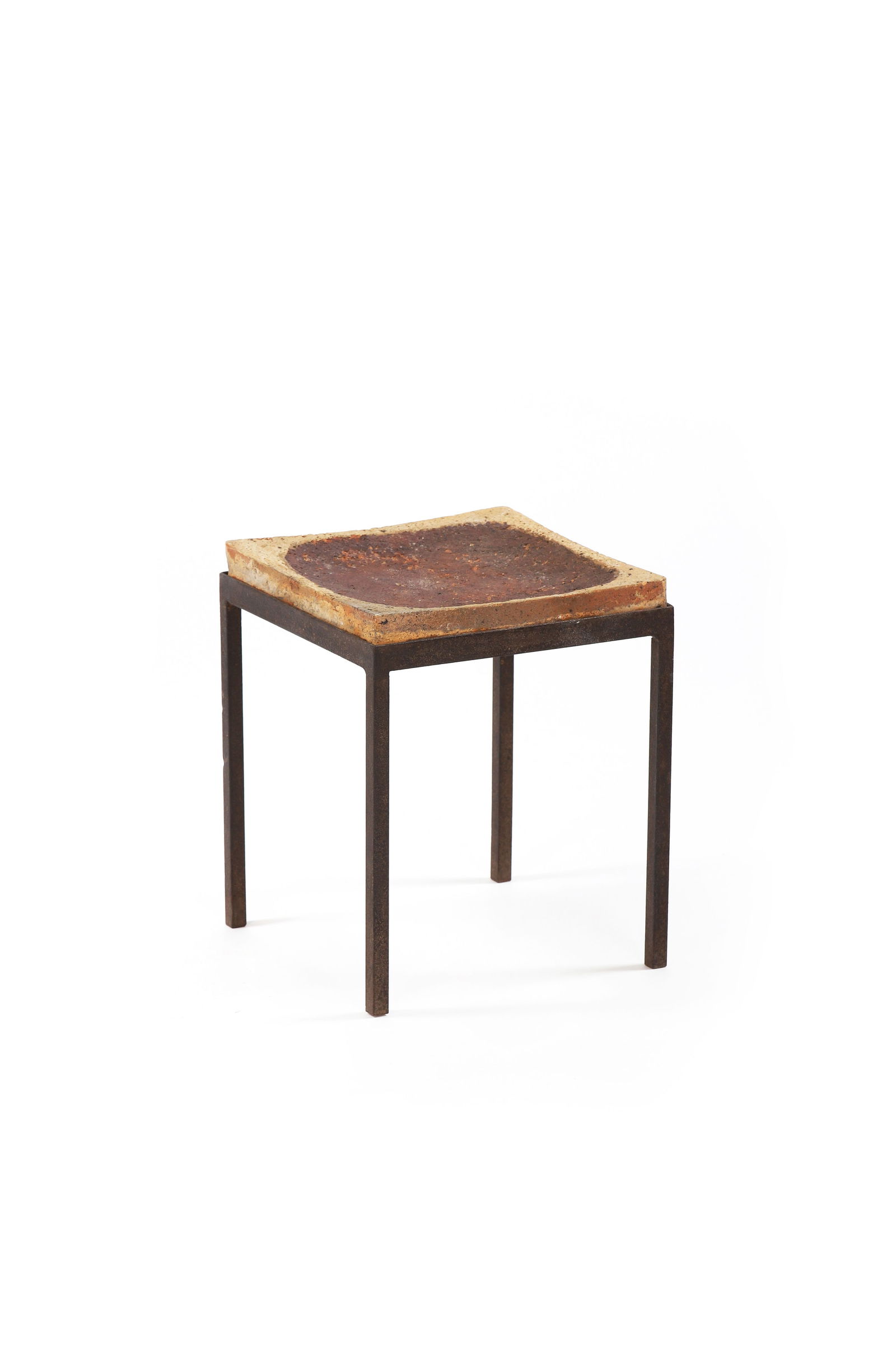 Élisabeth JOULIA (1925-2003)Coupe en grès émaillé, circa 1950, disposée: Élisabeth JOULIA (1925-2003)Coupe en grès émaillé, circa 1950, disposée surune structure en métal formant le piètementH. : 37.5 cm. - L. : 30.5 cm. - P. : 30.5 cm.