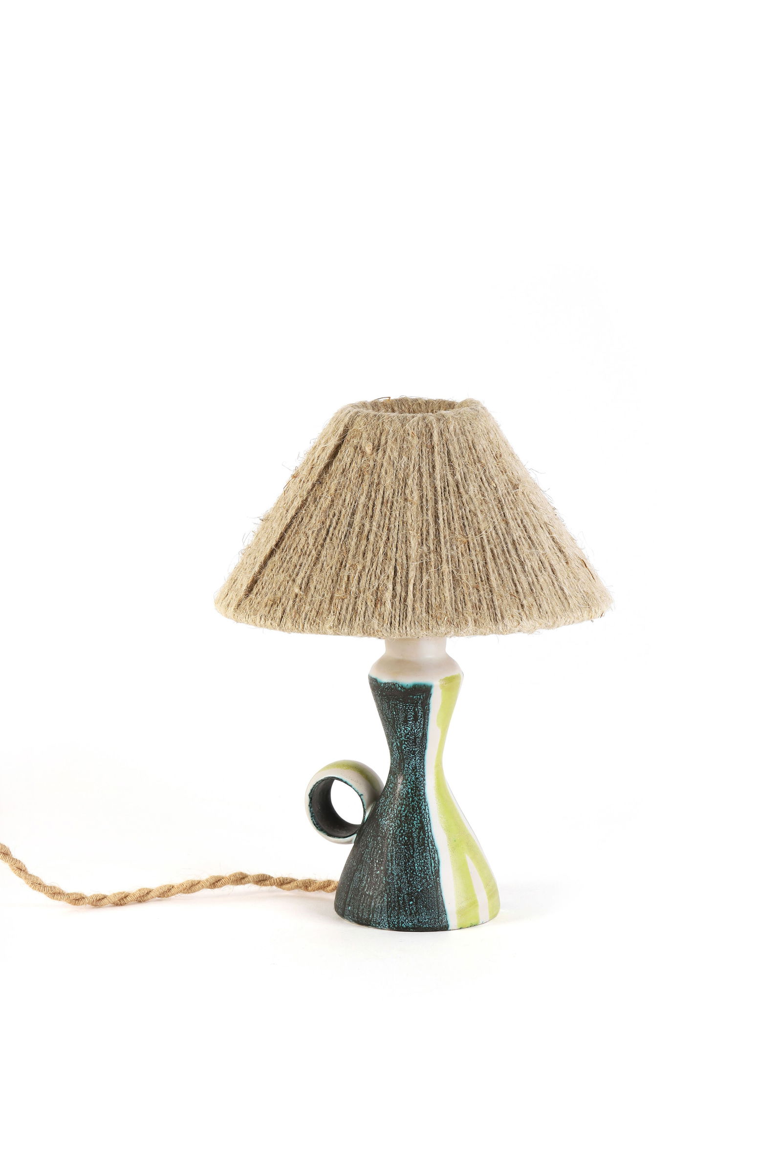 Robert DEBLANDER (1924-2010)Pied de lampe à prise anneauÉpreuve en céramique é: Robert DEBLANDER (1924-2010)Pied de lampe à prise anneauÉpreuve en céramique émaillée polychrome, abat-jour postérieur en cordesH. : 15.2 cm. (Hauteur sans la bague)