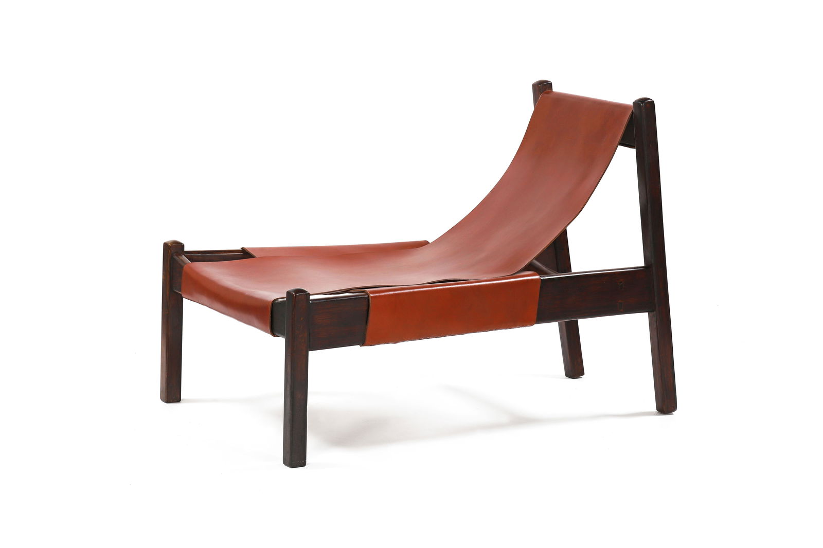 Hélvio POLITO & Roberto de HOLLANDA & Jerônimo C. FILHO & Carlos F. PONTUALChaise longue: Hélvio POLITO & Roberto de HOLLANDA & Jerônimo C. FILHO & Carlos F. PONTUALChaise longue modèle Poltronatus à assise et dossier en cuir tendu couleur marron disposé sur une st