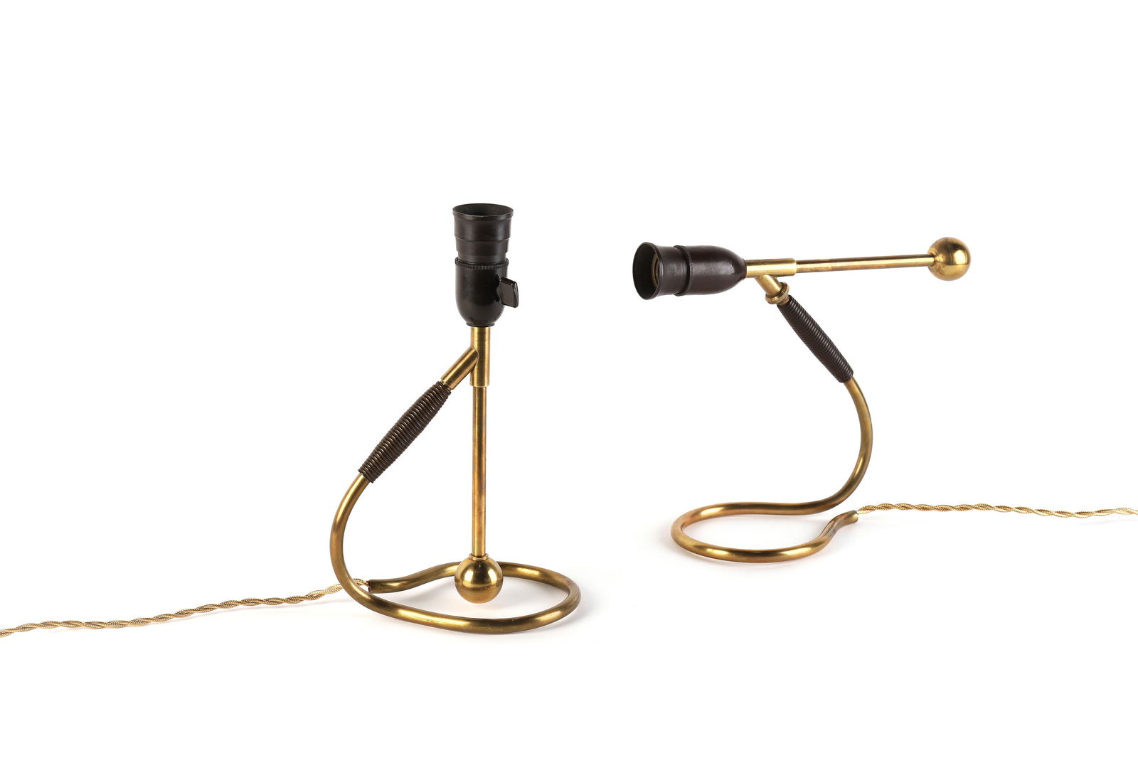 Kaare KLINT (1888-1954)Paire de lampes à poser ou d’appliques modèle n°306: Kaare KLINT (1888-1954)Paire de lampes à poser ou d’appliques modèle n°306 à structure en tubes de laiton et poignées en bakéliteH. : 30.5 cm.Edition Le Klint, circ