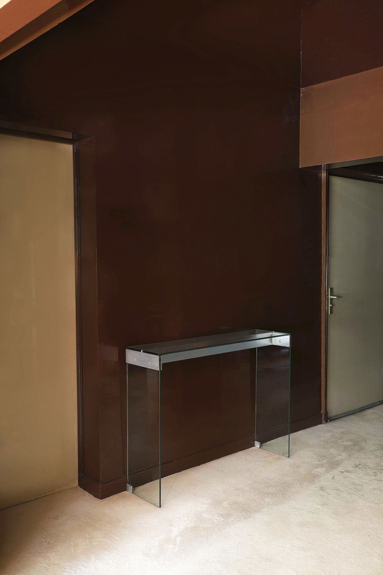 Jacques DUMOND (1906-1988) et Philippe LELOUP (1931-2019)Console en verre sécurit à: Jacques DUMOND (1906-1988) et Philippe LELOUP (1931-2019)Console en verre sécurit à plateau rectangulaire disposé sur deux jambages joint par une entretoise en partie haute, assembl