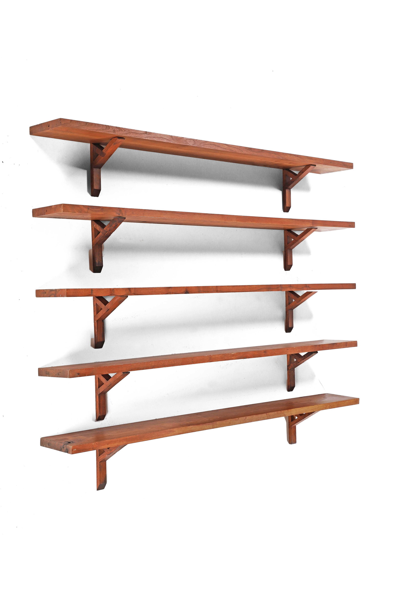 Pierre CHAPO (1927-1987) Suite de cinq Ã©tagÃ¨res modÃ¨le B30, circa: Pierre CHAPO (1927-1987) Suite de cinq Ã©tagÃ¨res modÃ¨le B30, circa 1970, Ã plateau rectangulaire en orme disposÃ© sur des Ã©querres styli