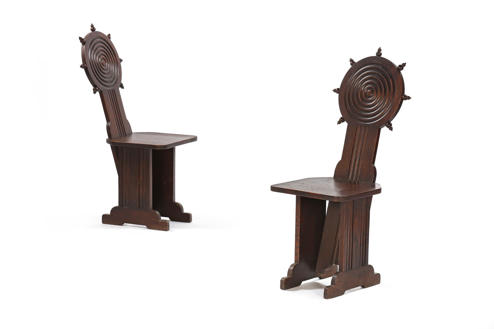 Lâ€™ABEILLÃ‰E (Charles DUDOUYT) Paire de chaises, circa 1930, en chÃ: Lâ€™ABEILLÃ‰E (Charles DUDOUYT) Paire de chaises, circa 1930, en chÃªne teintÃ© Ã dossier circulaire ornÃ© de pointes et assise car